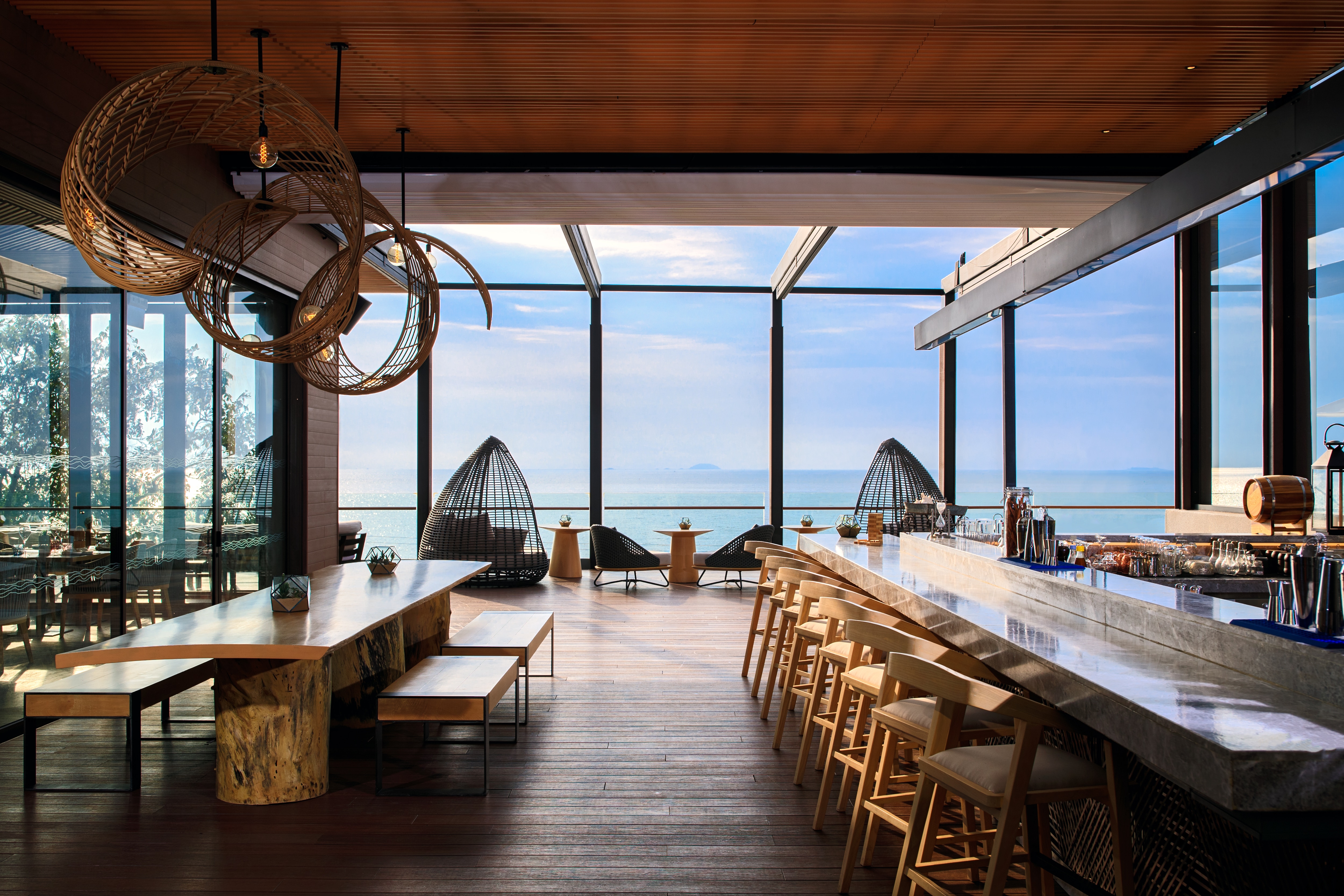 As the sun begins to set, the resort becomes a vibrant oasis offering an unrivalled range of dining options. A wonderland of gourmet discovery provides a unique culinary adventure for every mood.