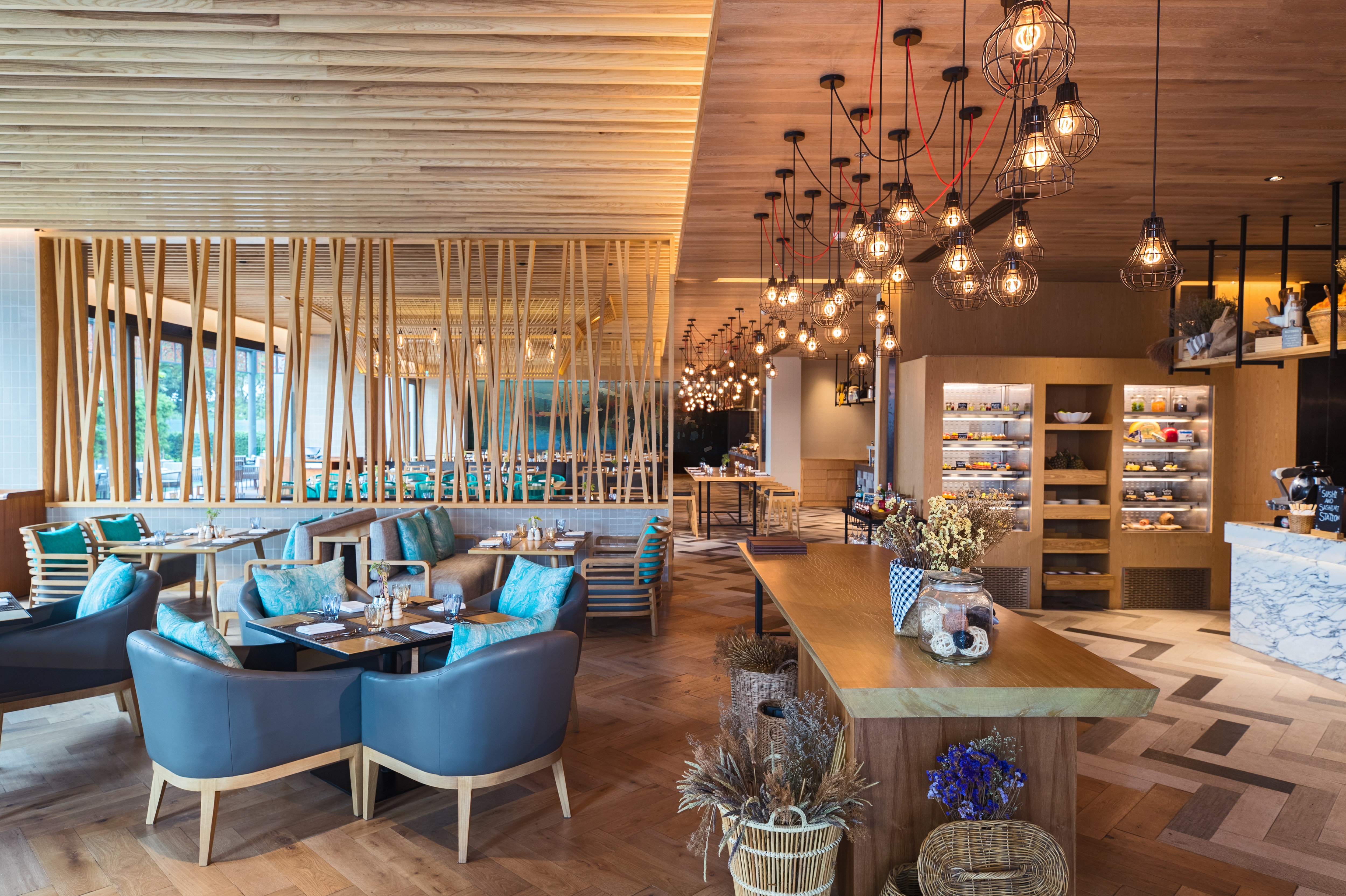 Guests can enjoy a large selection of buffet items instantly, whilst special order items are created â  a la minuteâ  .