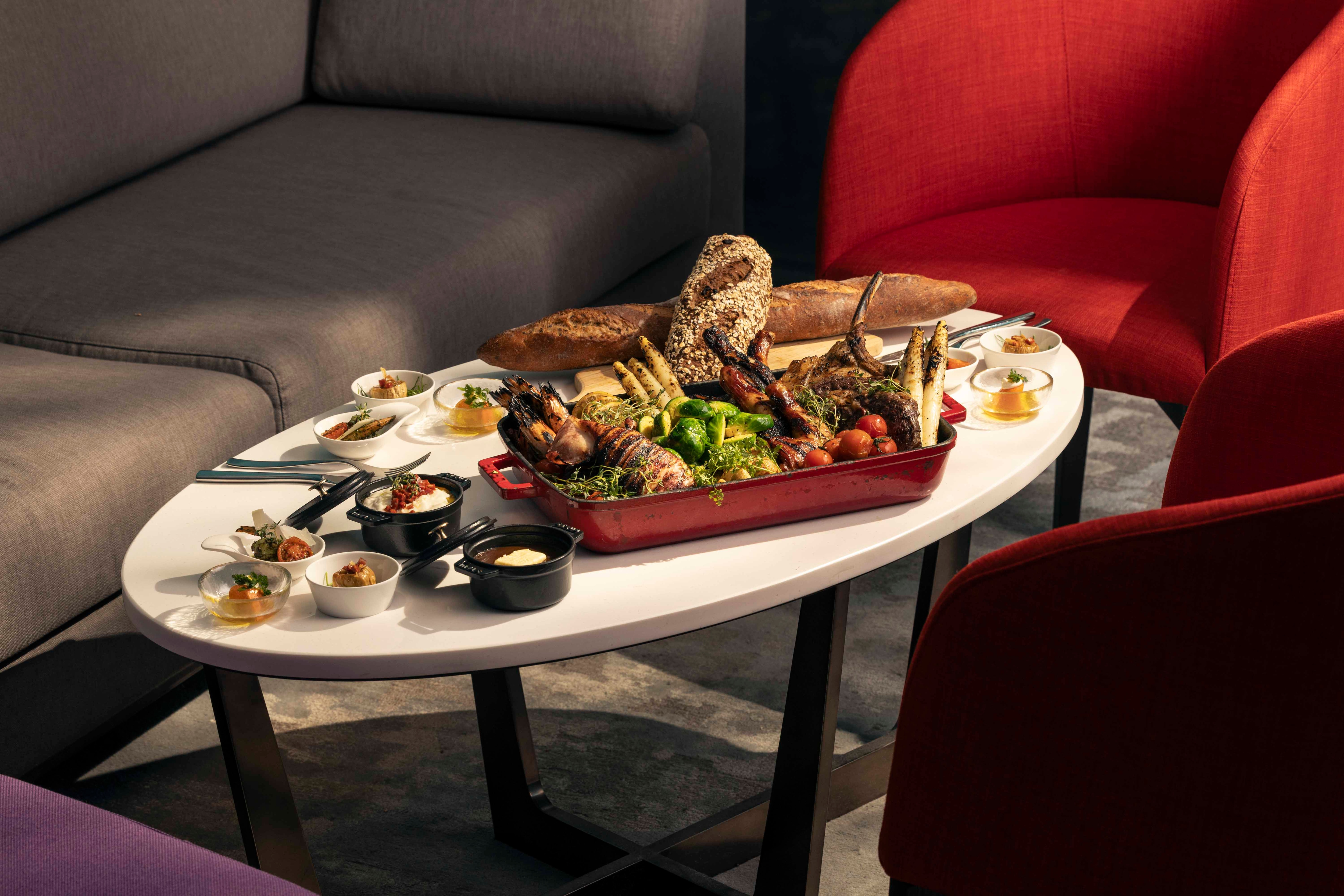 木曜夜のブッフェのバーベキュープラッターのセットアップ