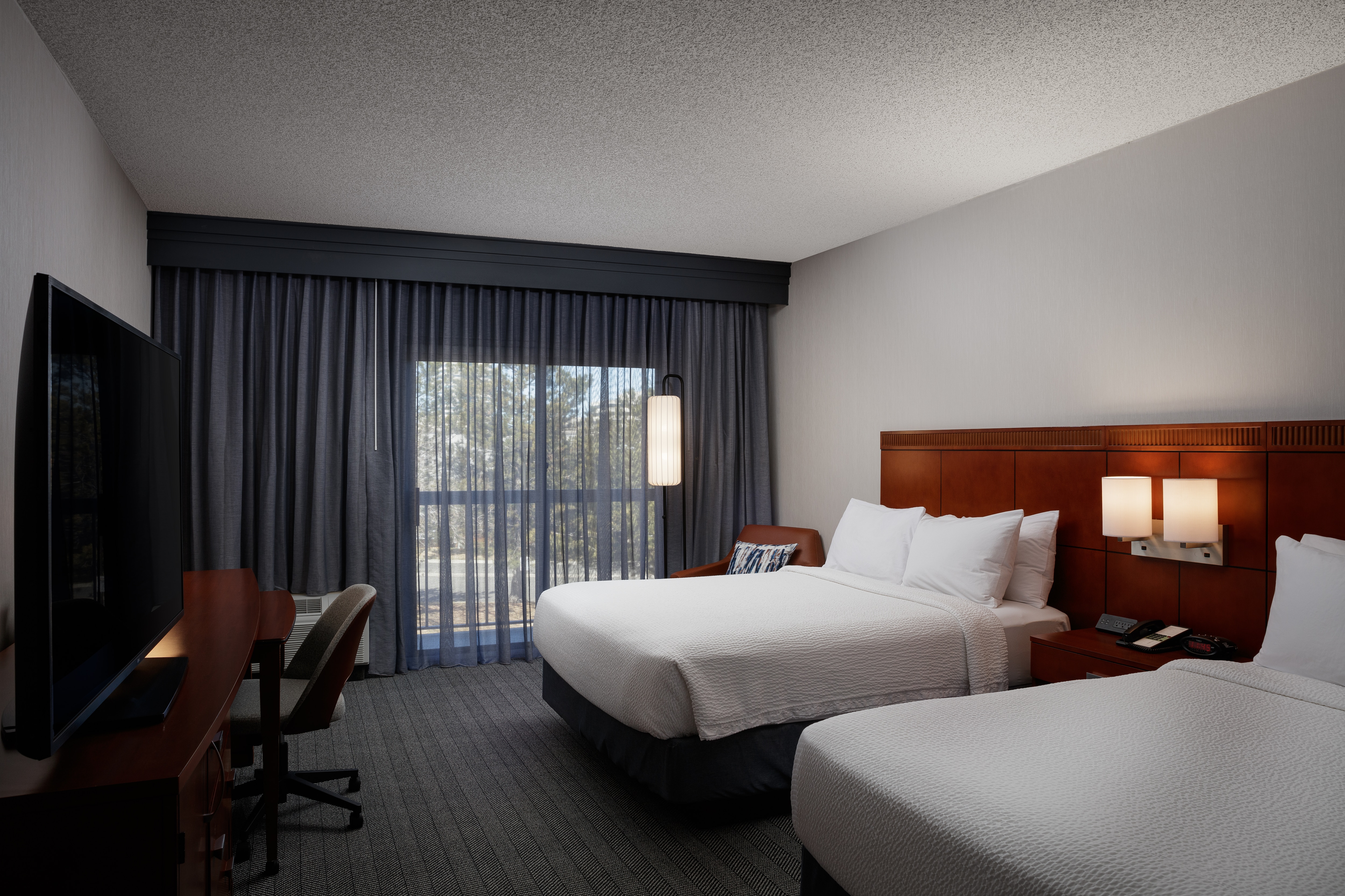 Guestroom with a queen bed