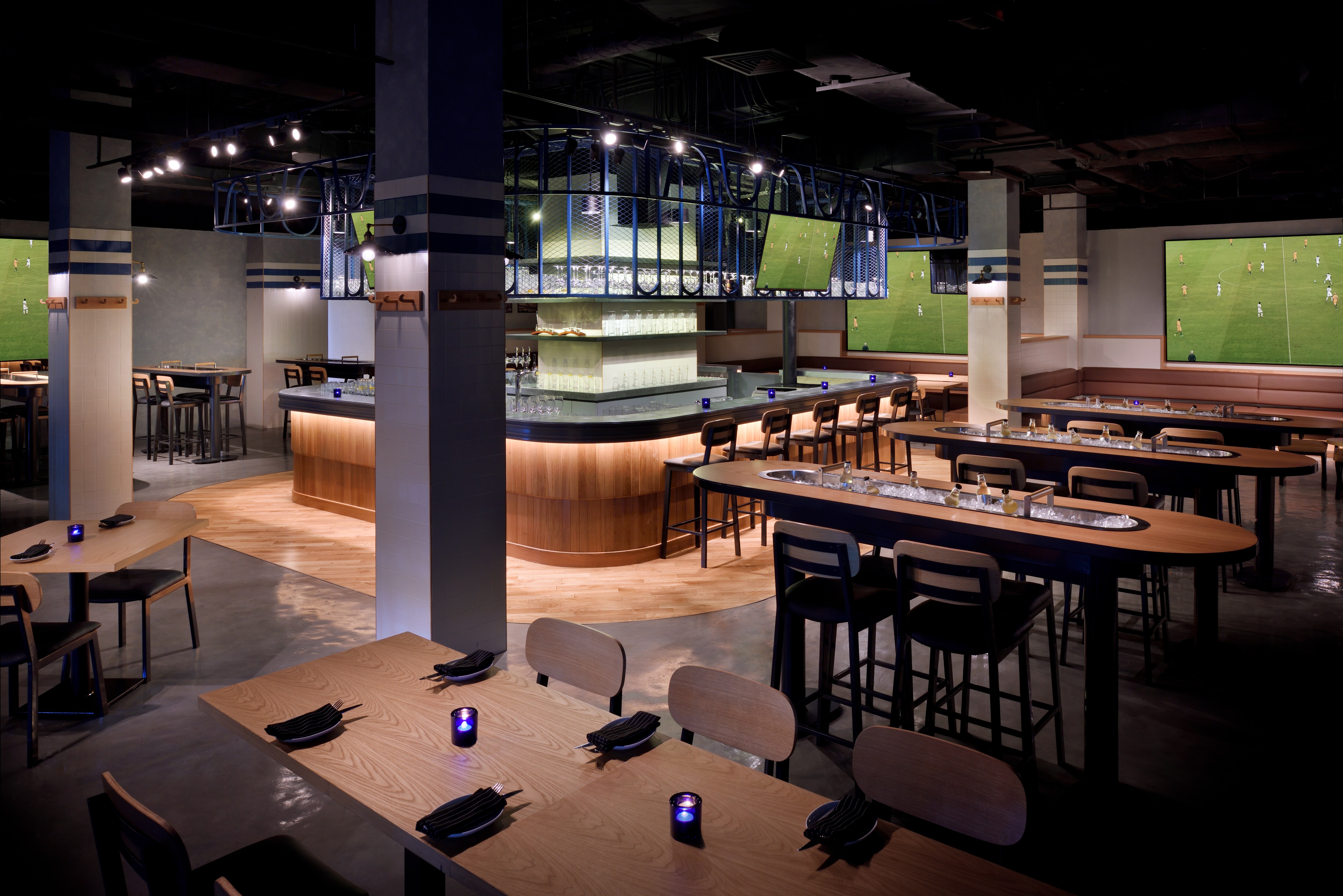 Bar and dining room seating area