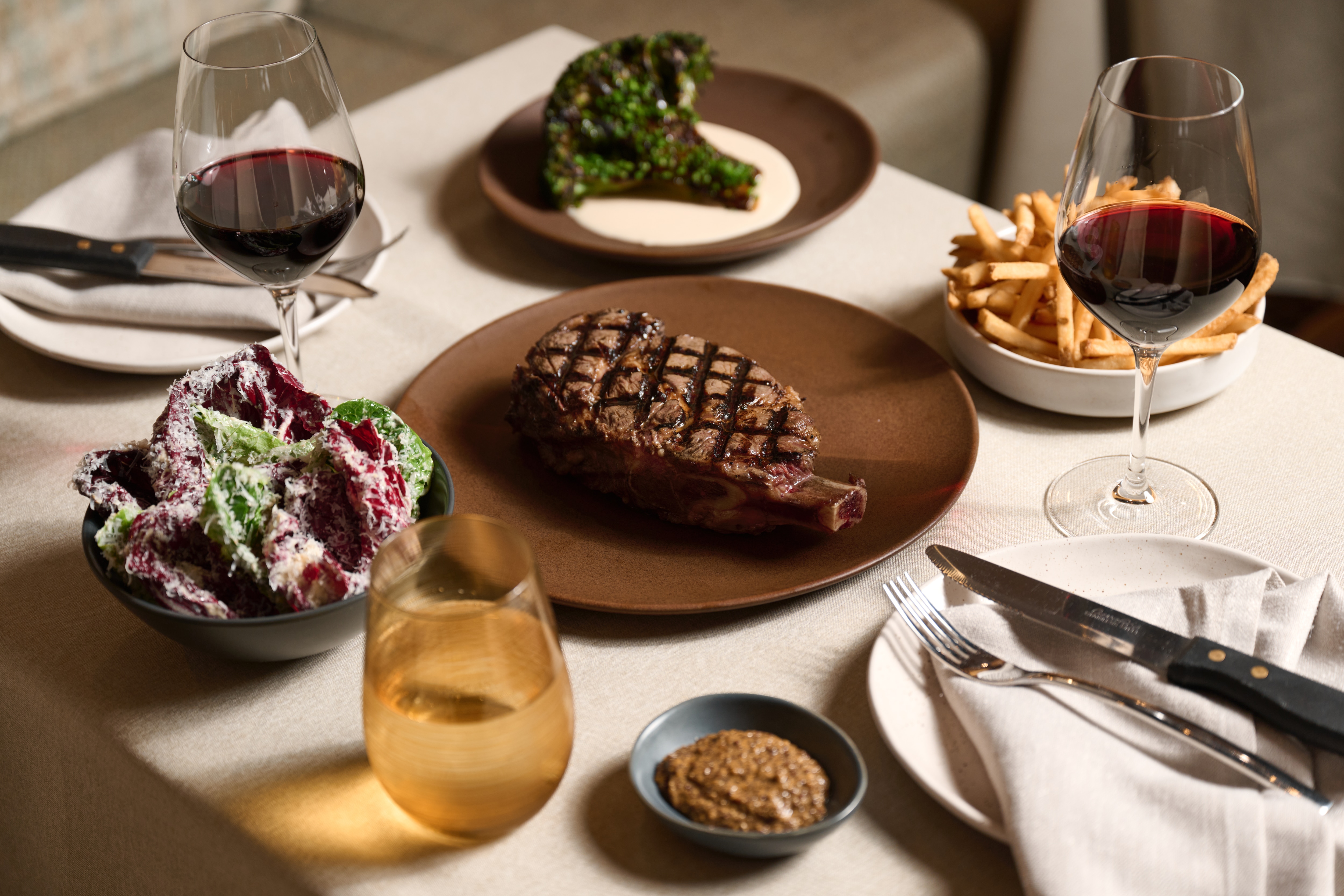 「Silvester's」の上質な肉料理とサイドディッシュ。