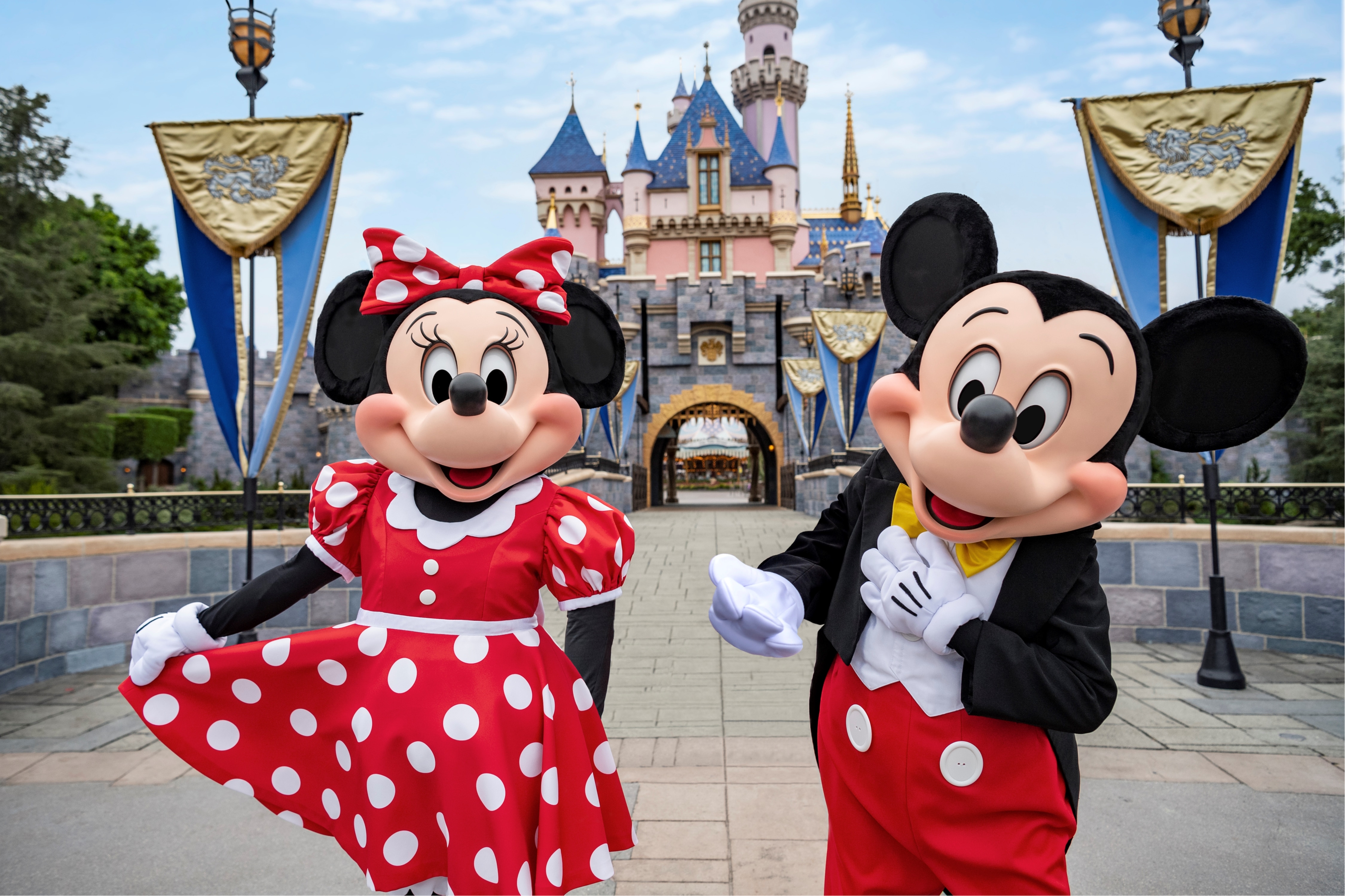 Minnie and Mickey Mouse in front of the Disneyland