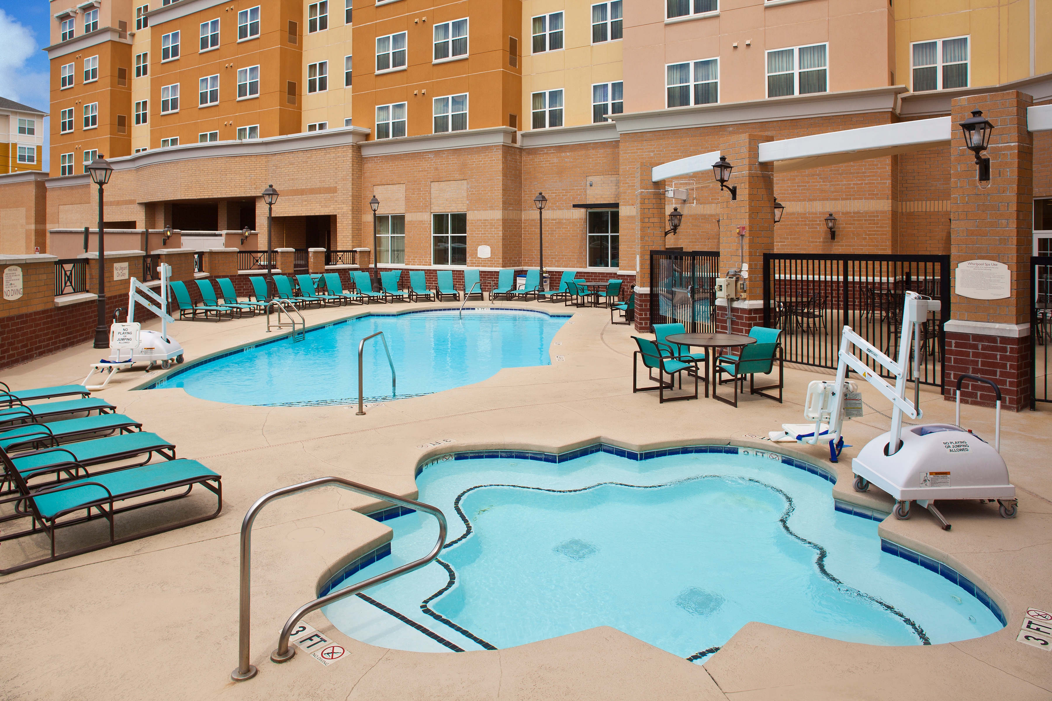 outdoor pool & whirlpool