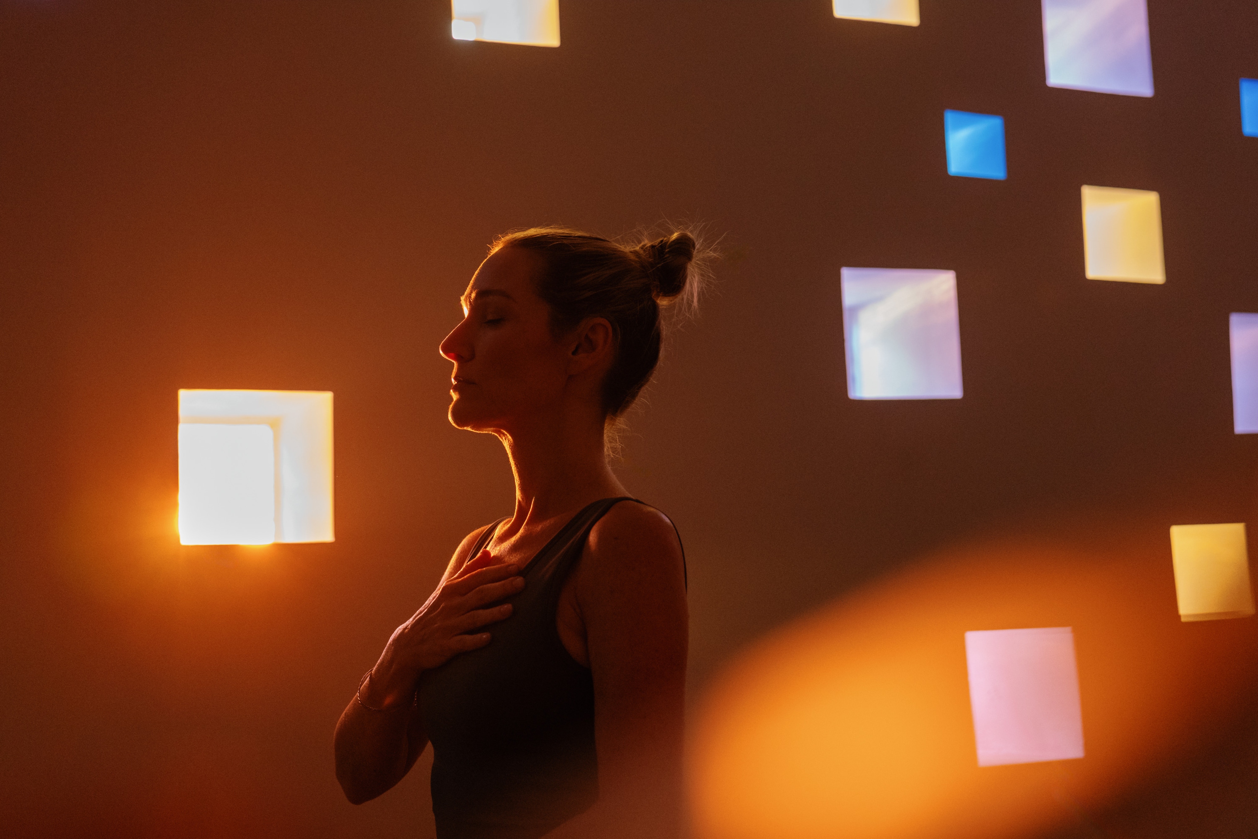 Mulher durante uma experiência sensorial no spa