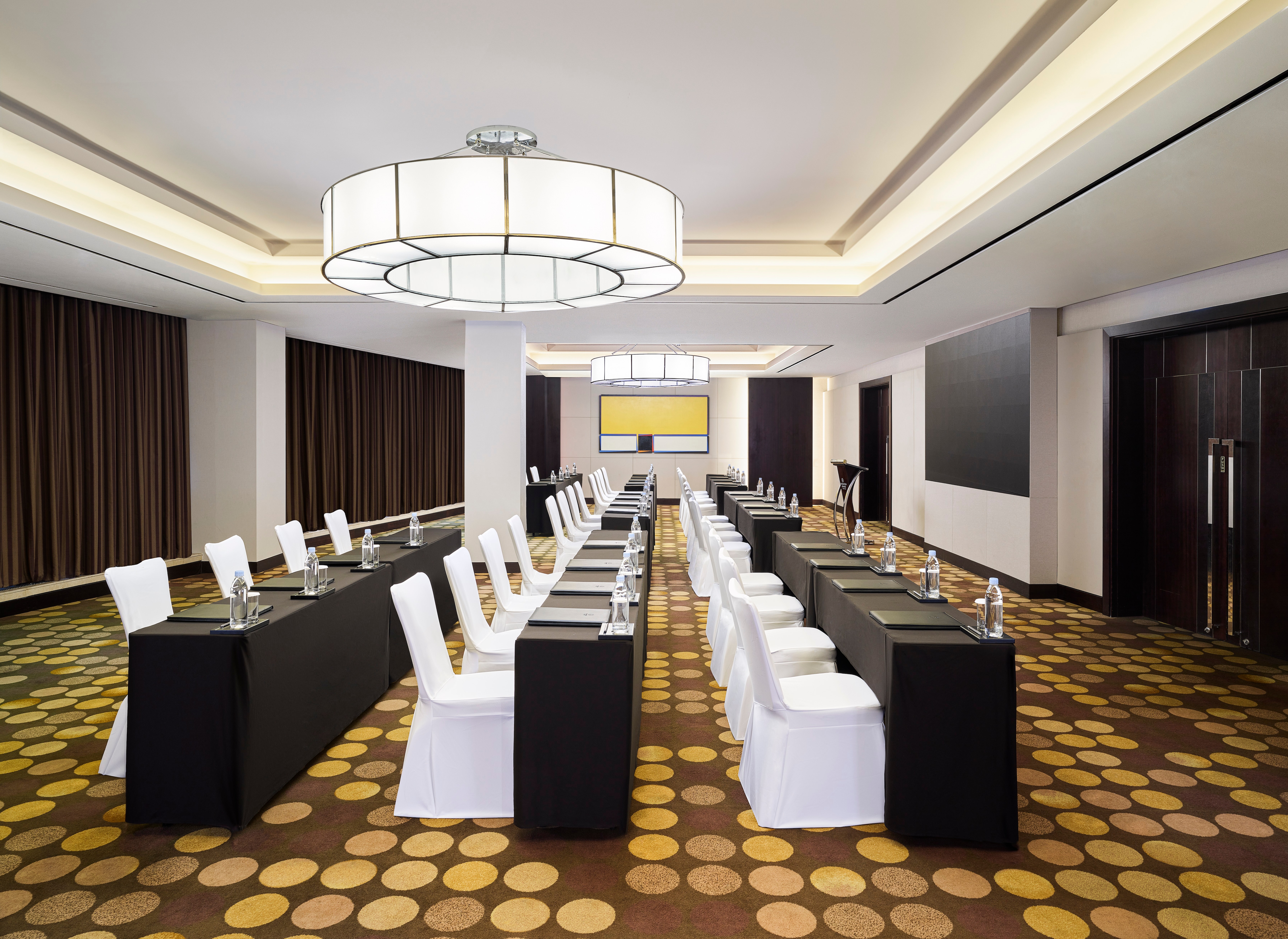 테이블과 의자가 세팅된 볼룸 이벤트룸