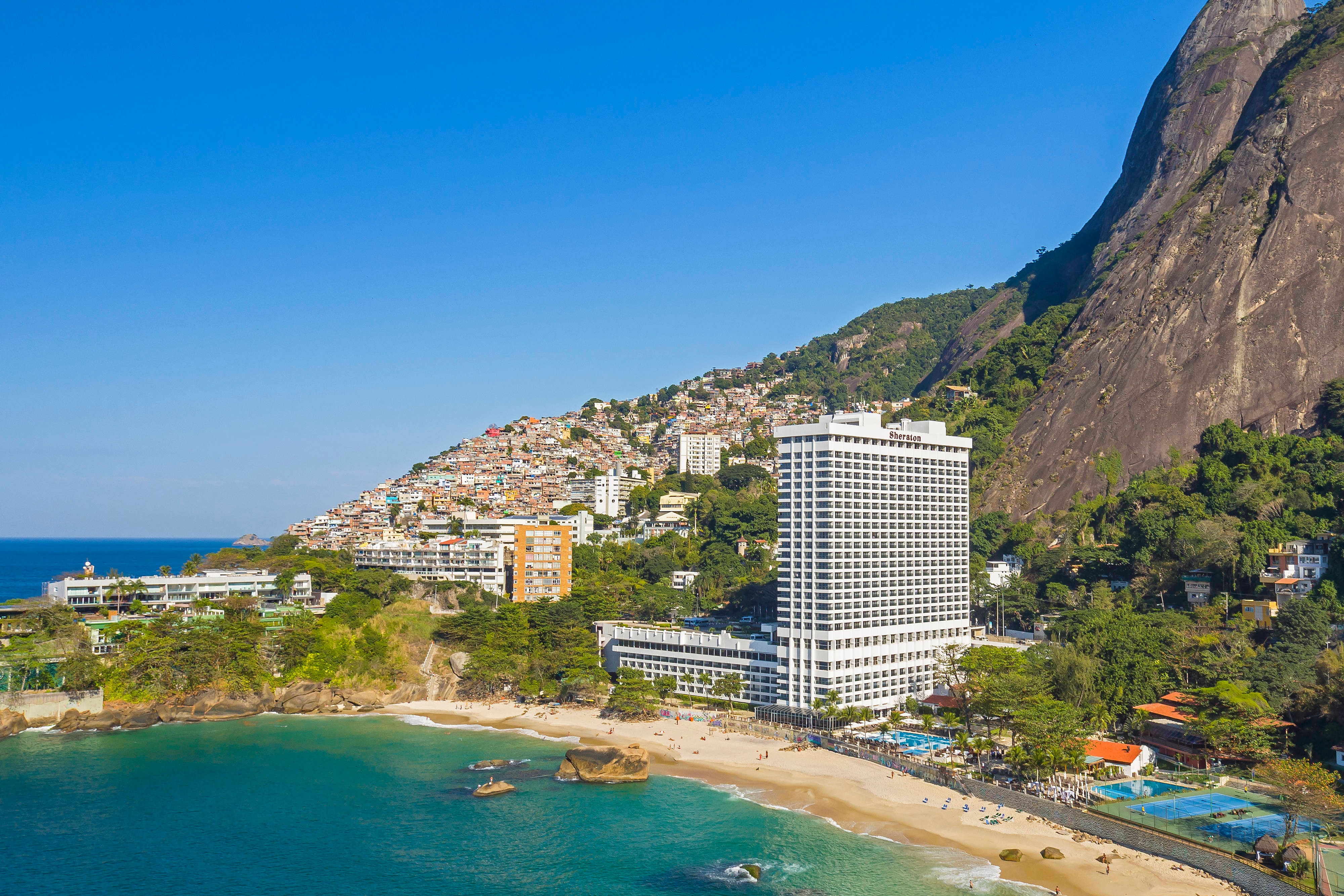 Exterior del Sheraton Grand Rio Hotel and Resortcon montañas alredor