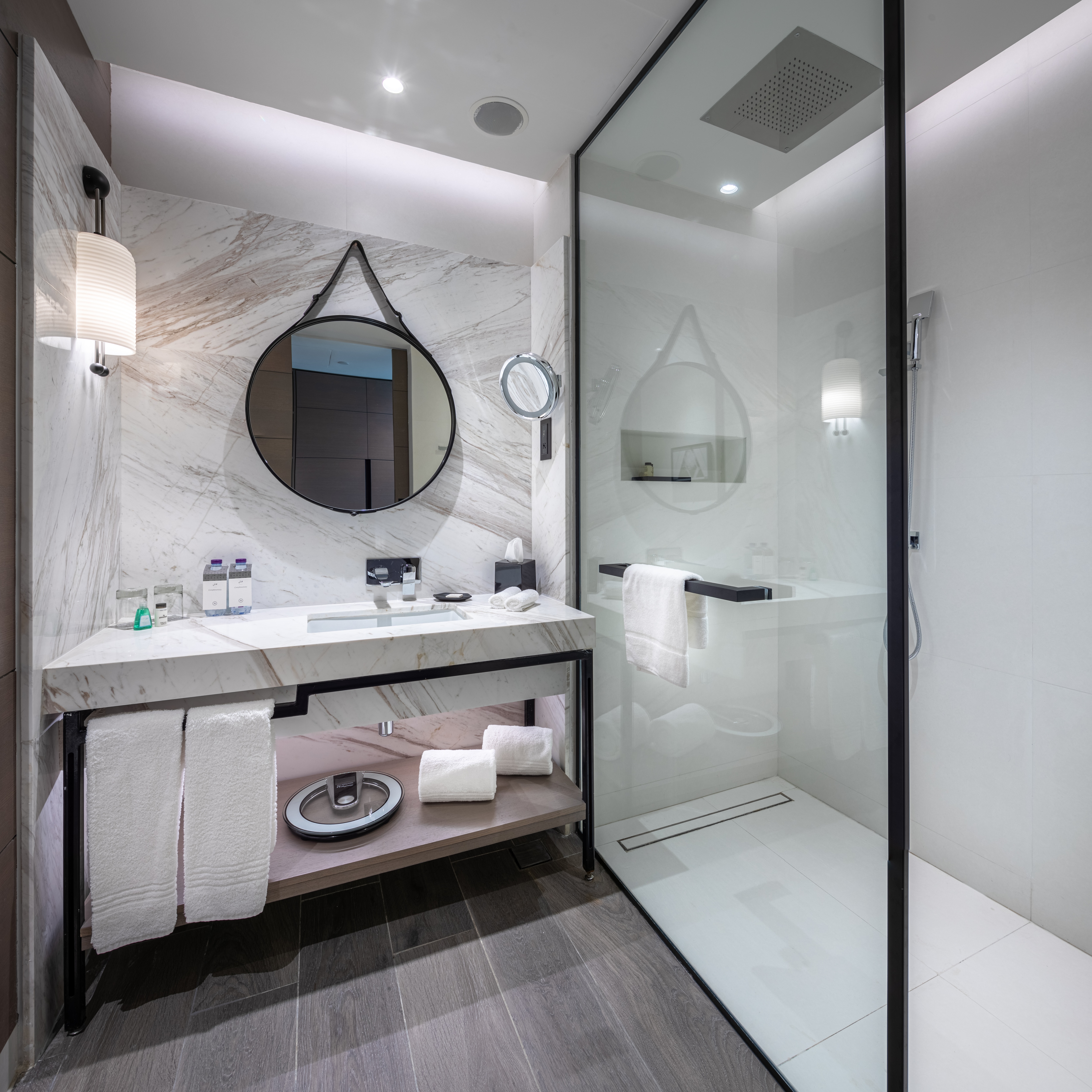 حمام غرفة نزيل (Guest) بالنادي