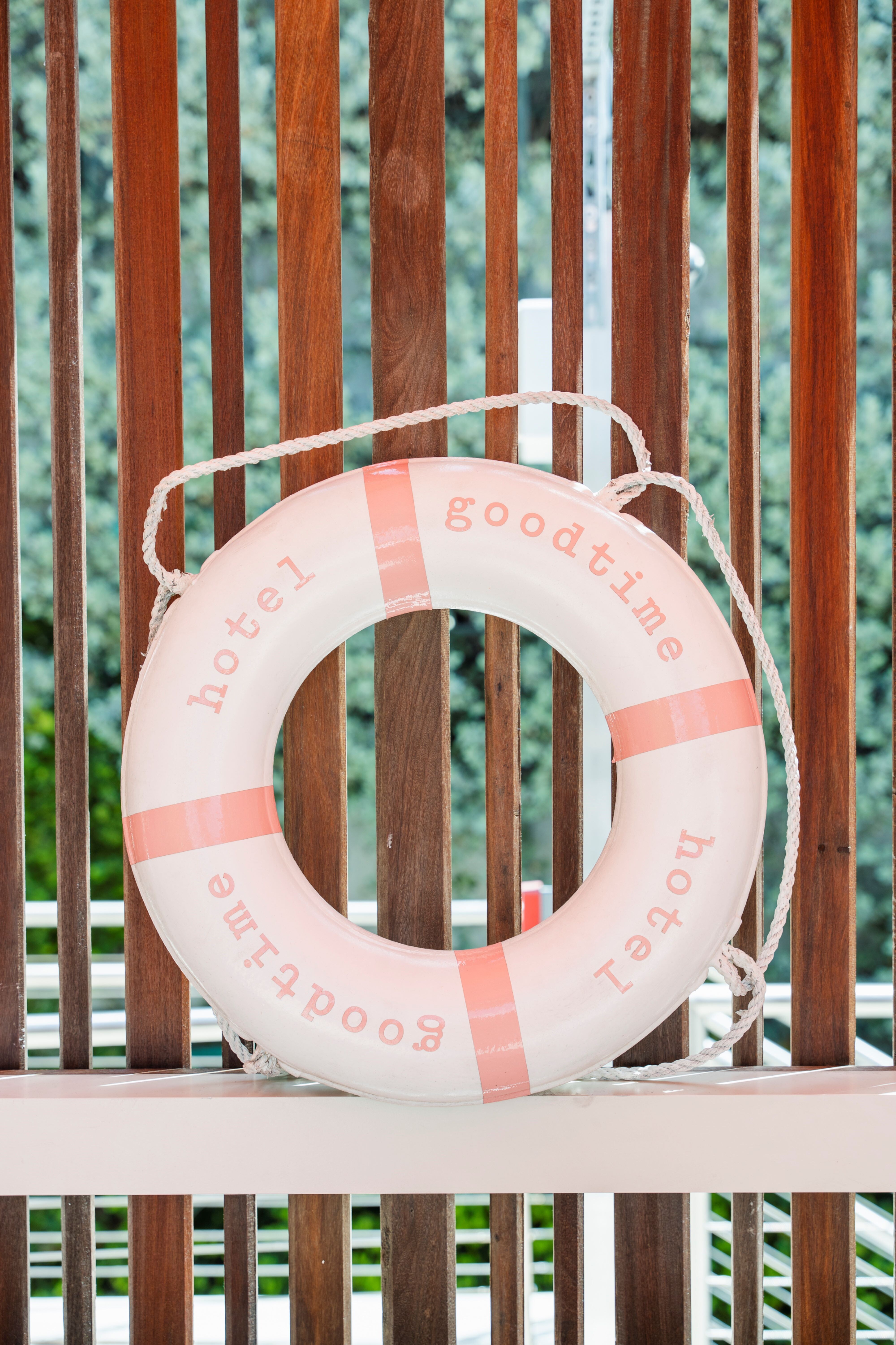 Salvavidas rosa en la piscina del Goodtime Hotel Miami