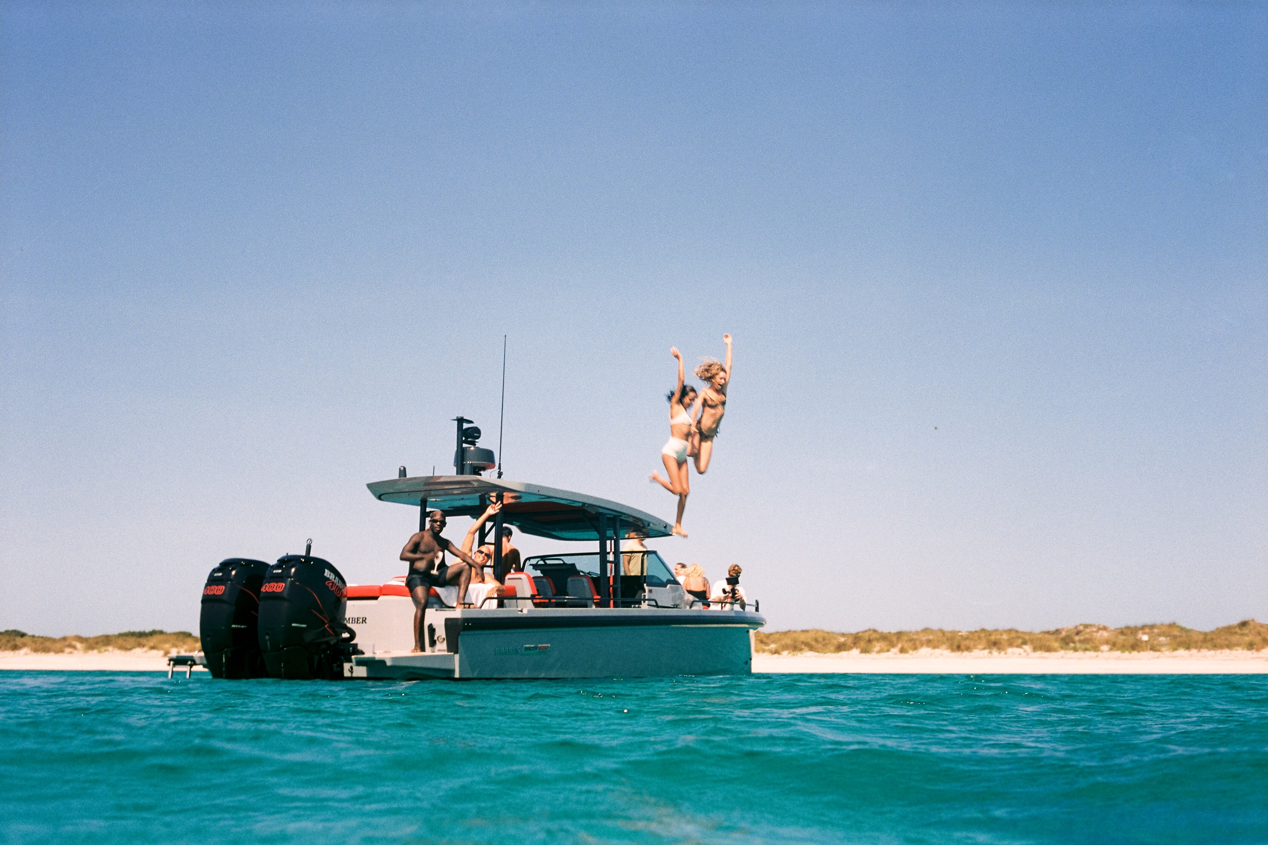 Groupe d'amis sur un bateau sur l'ile de Formentera