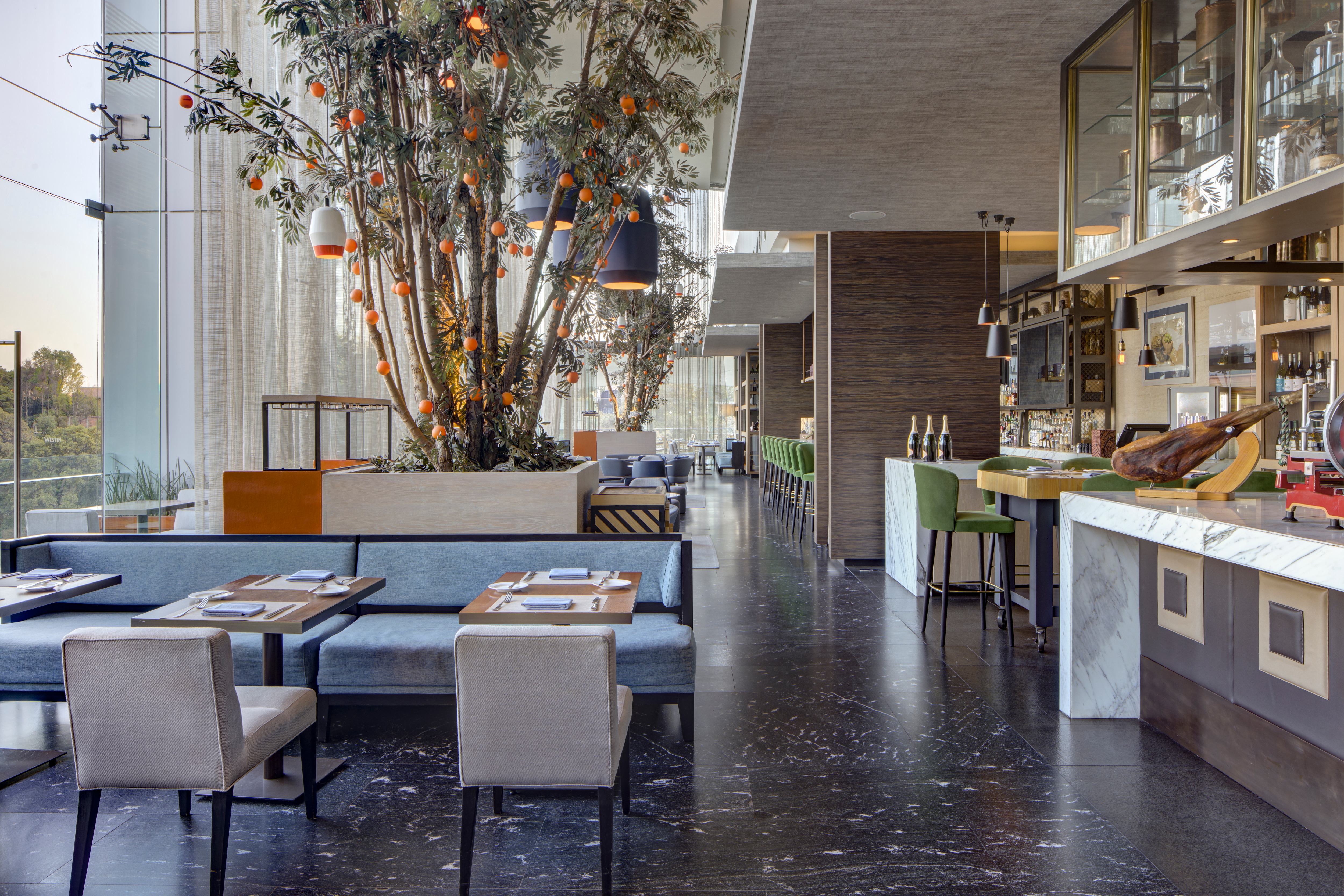 Asientos del restaurante, entrada principal con árbol