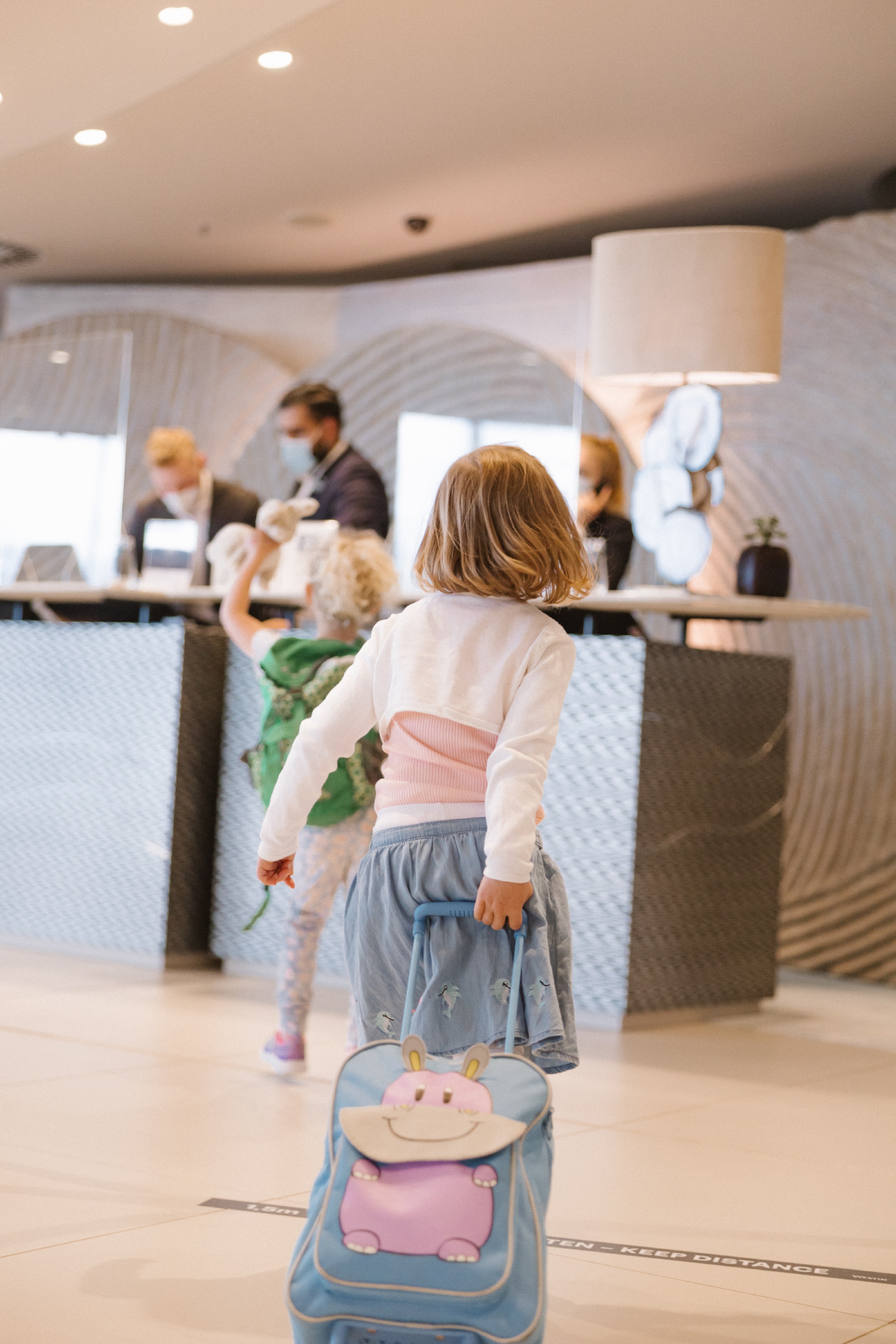 Mädels beim Check-in an der Rezeption
