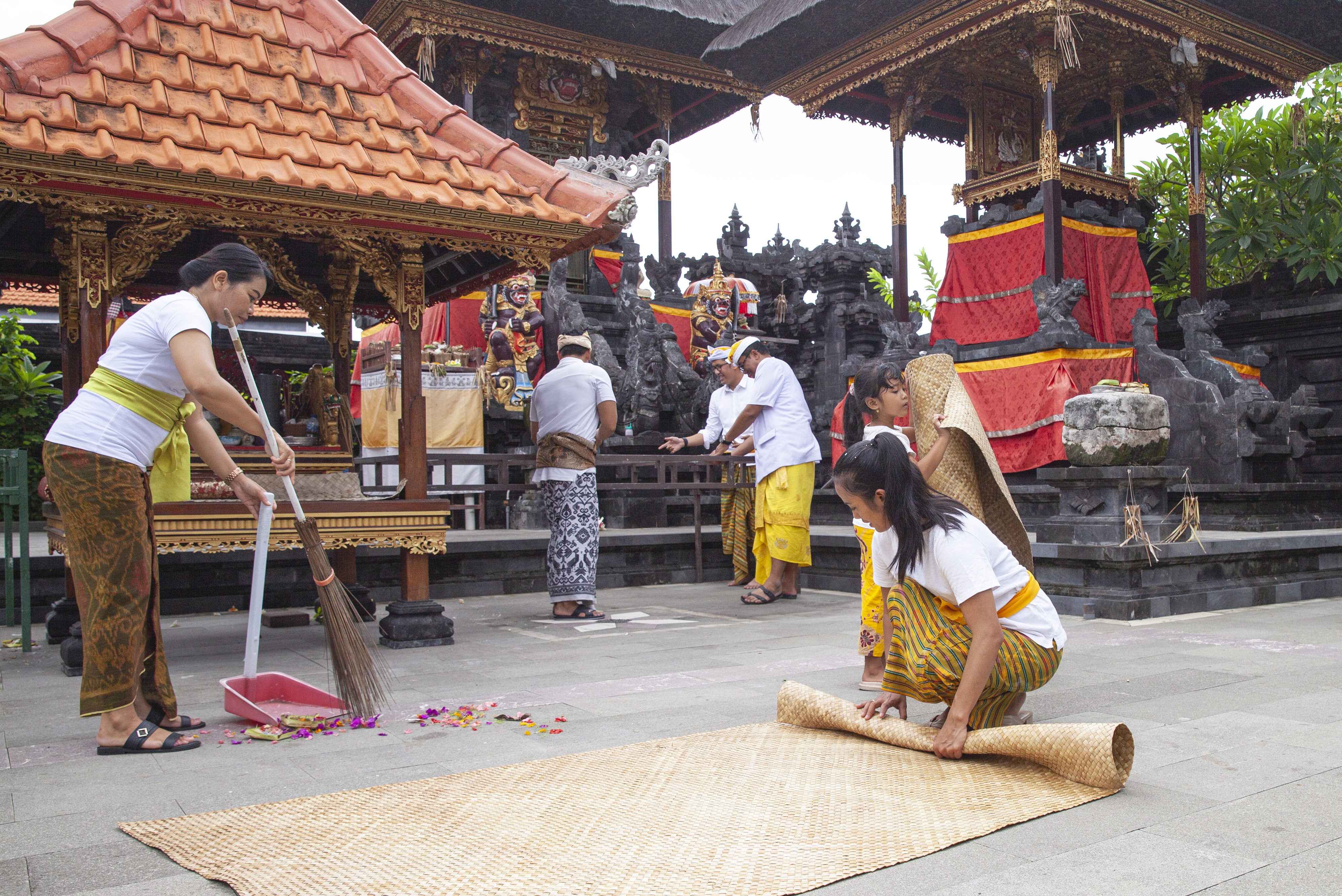 Group visits Balinese Temple
