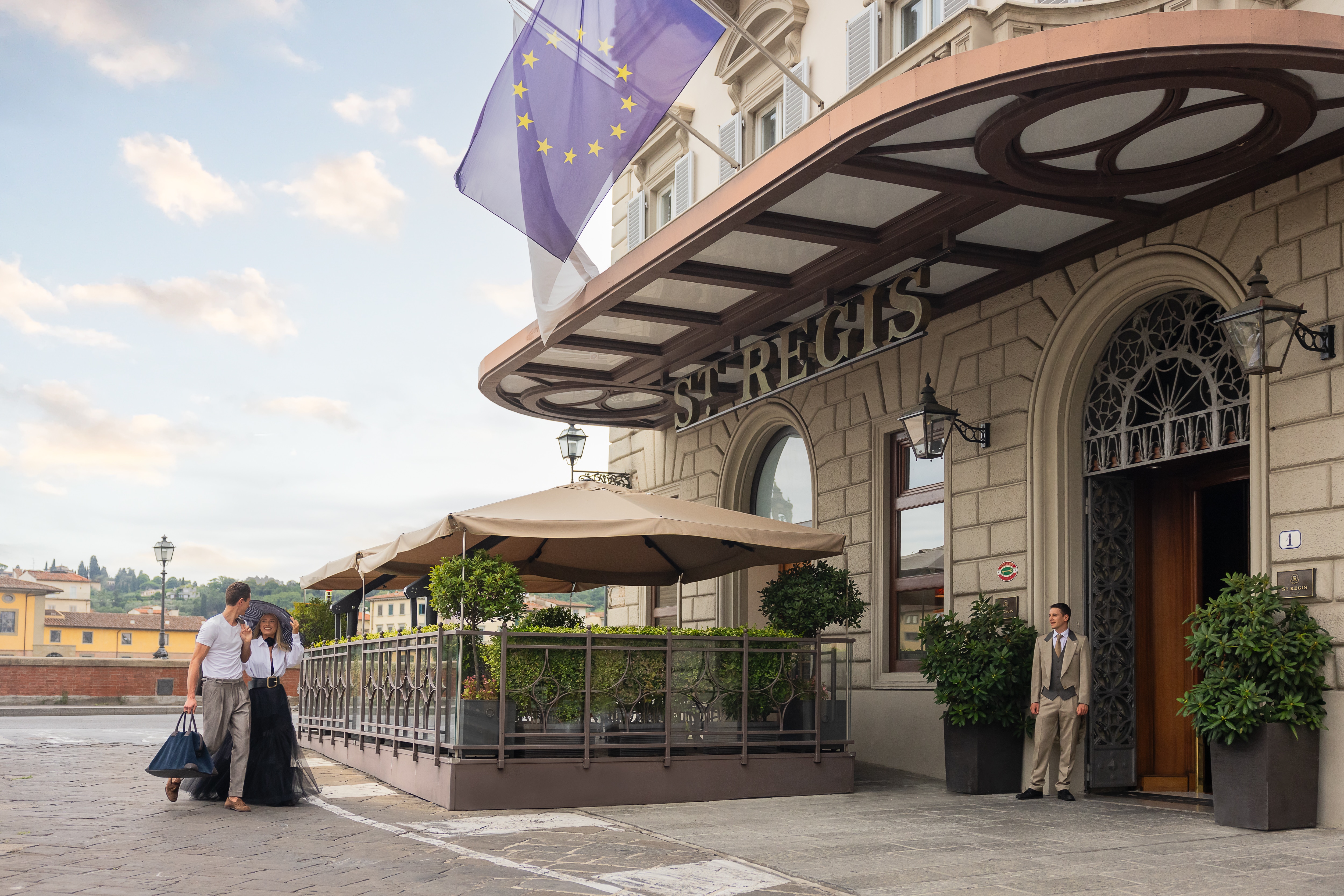 زوجان في المدخل 