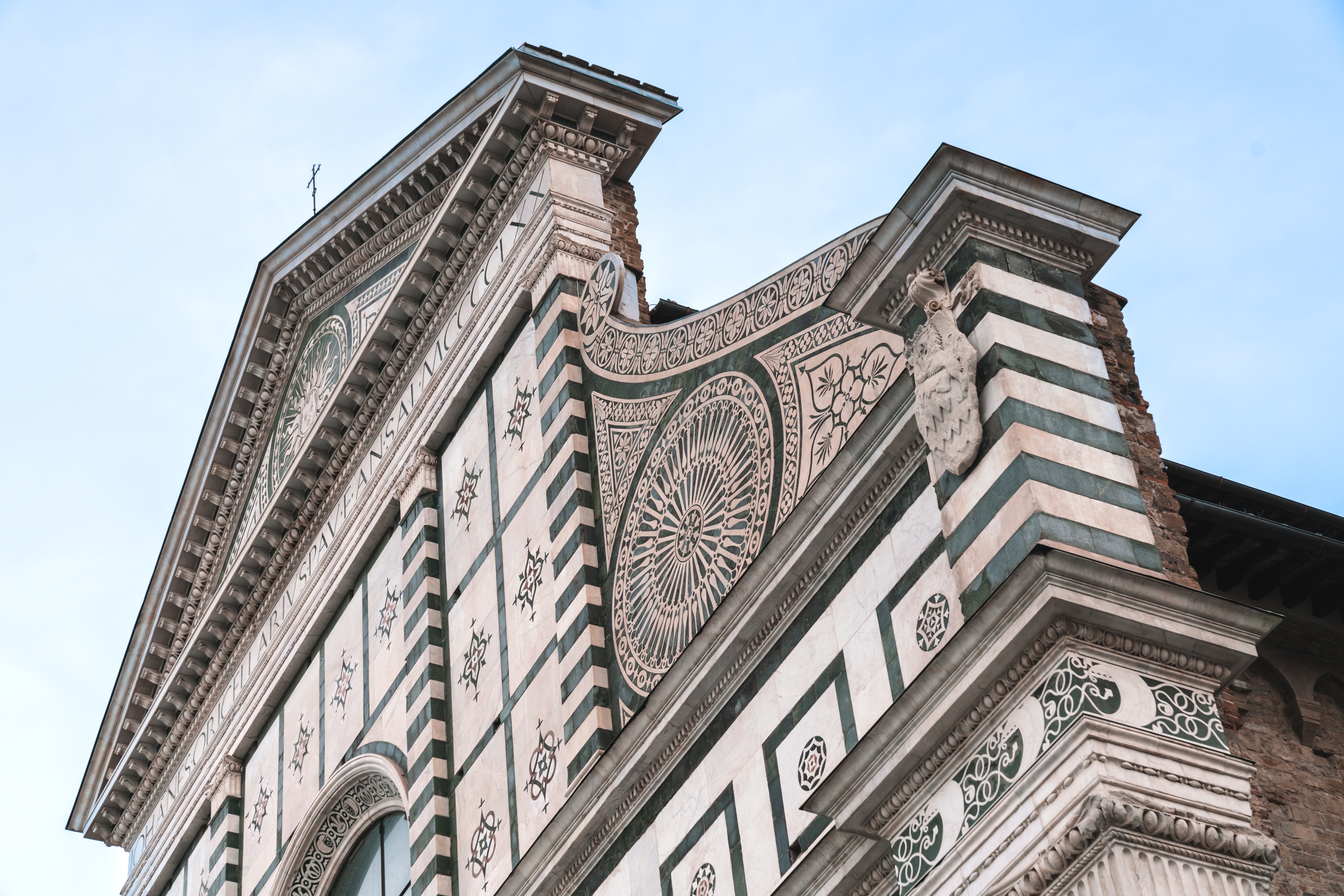 تفاصيل الجزء العلوي من الواجهة