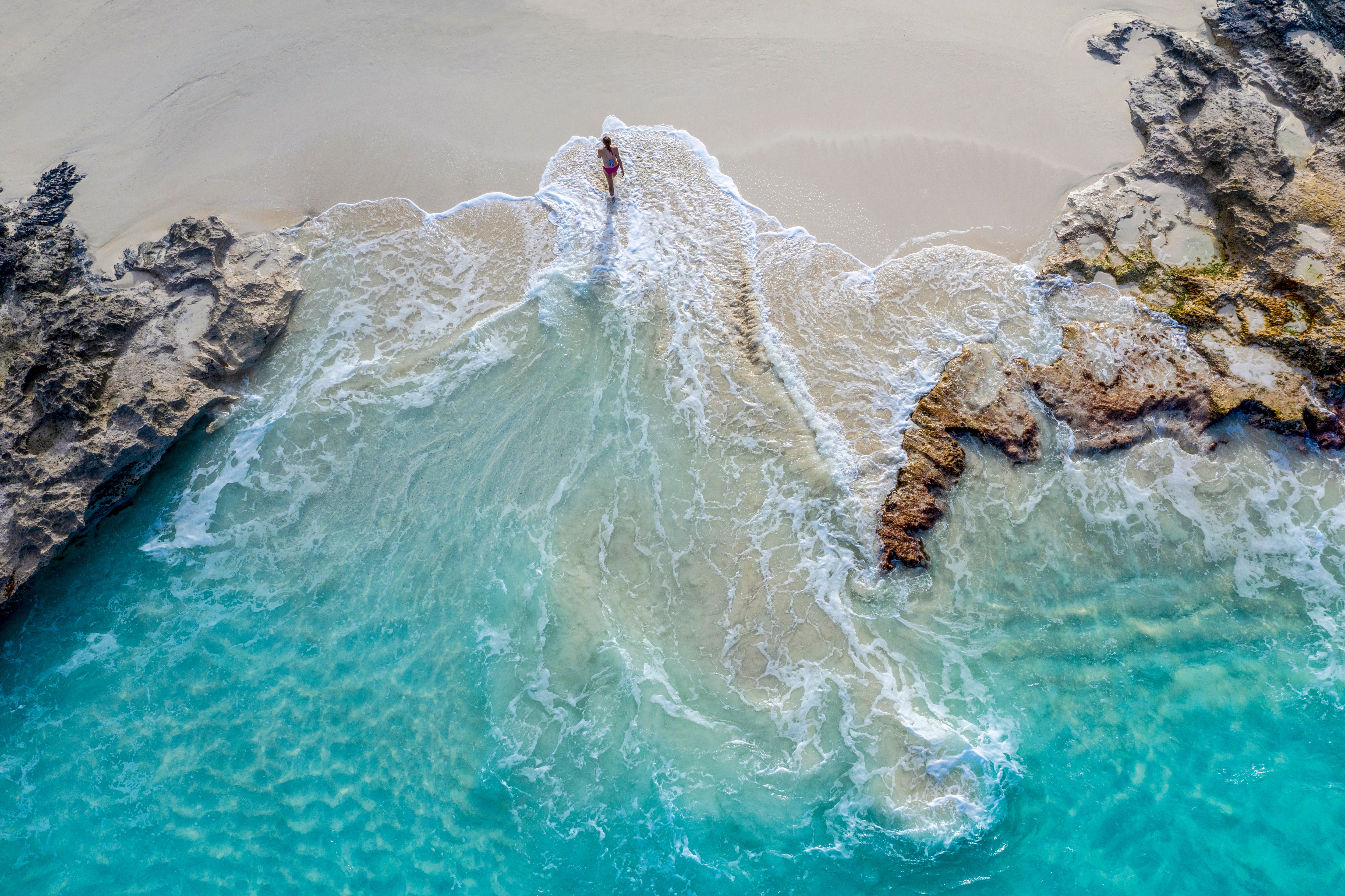 Это вечность где в морской воде. Морская вода. Наше море. Лучше моря может быть только море. Золото в морской воде фото.