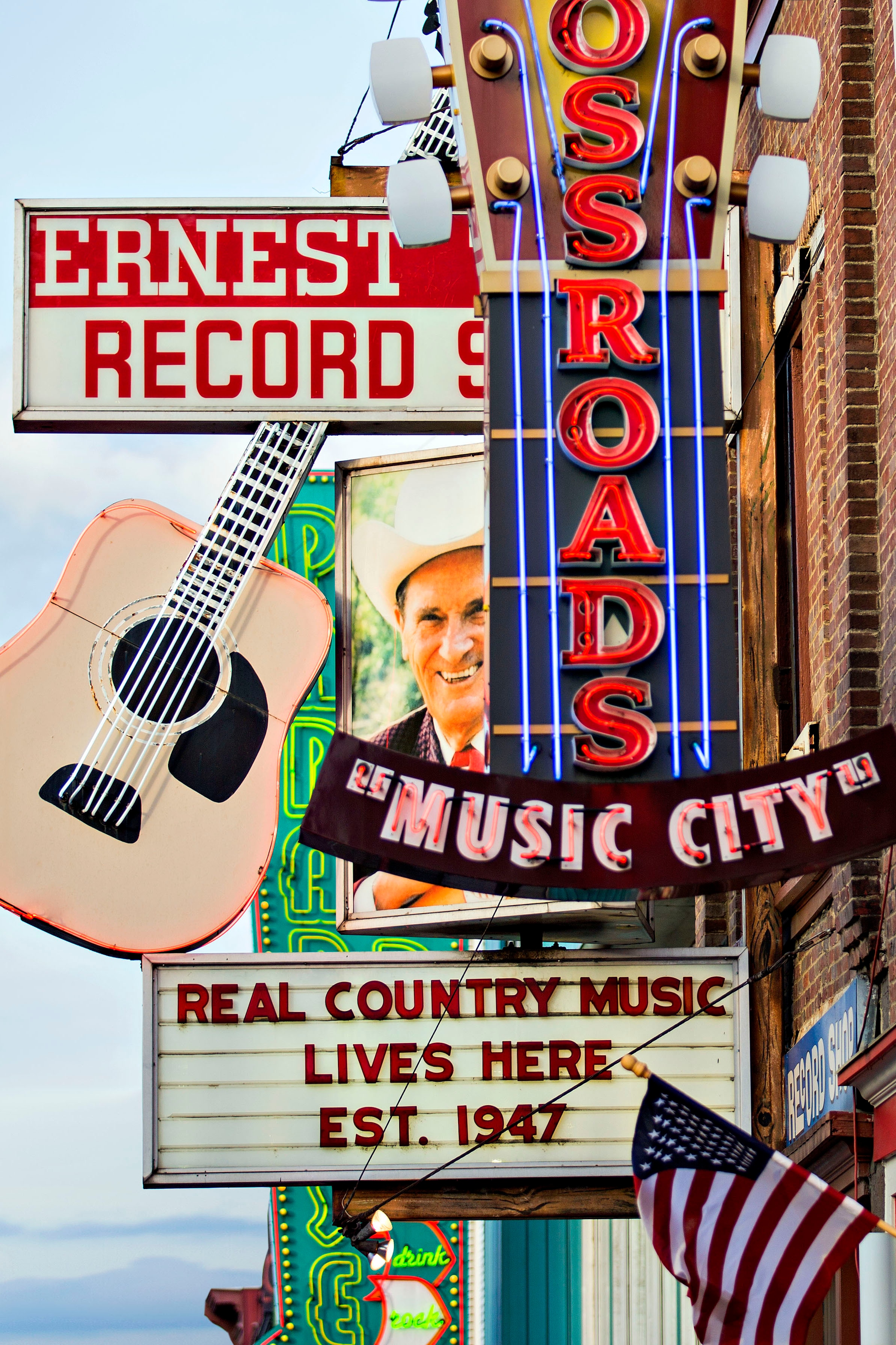 music city sign with a guitar