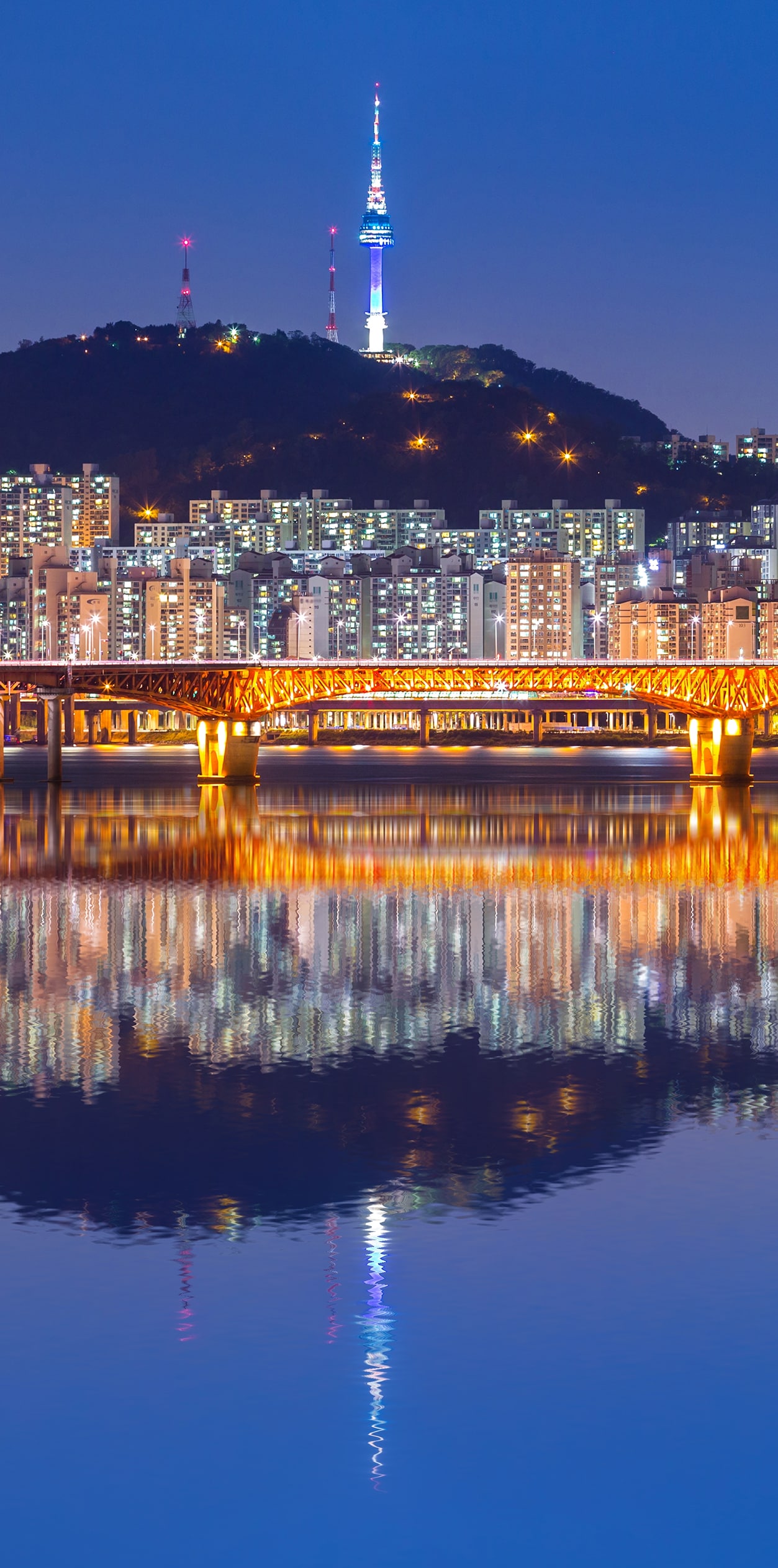 "南山タワーと漢江が広がるソウルの夜景 "