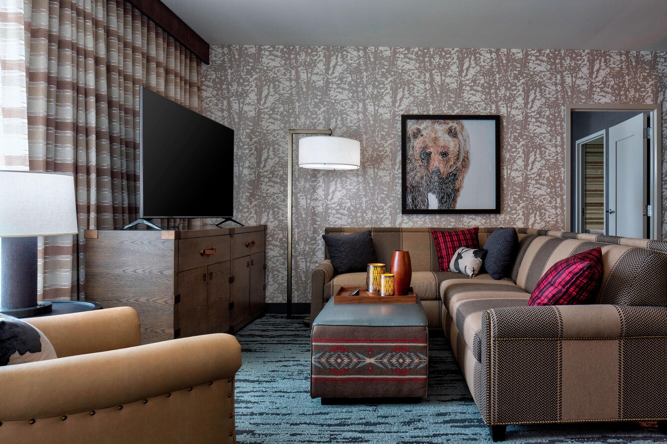 King bed, end tables and chaise lounge in the Executive Suite