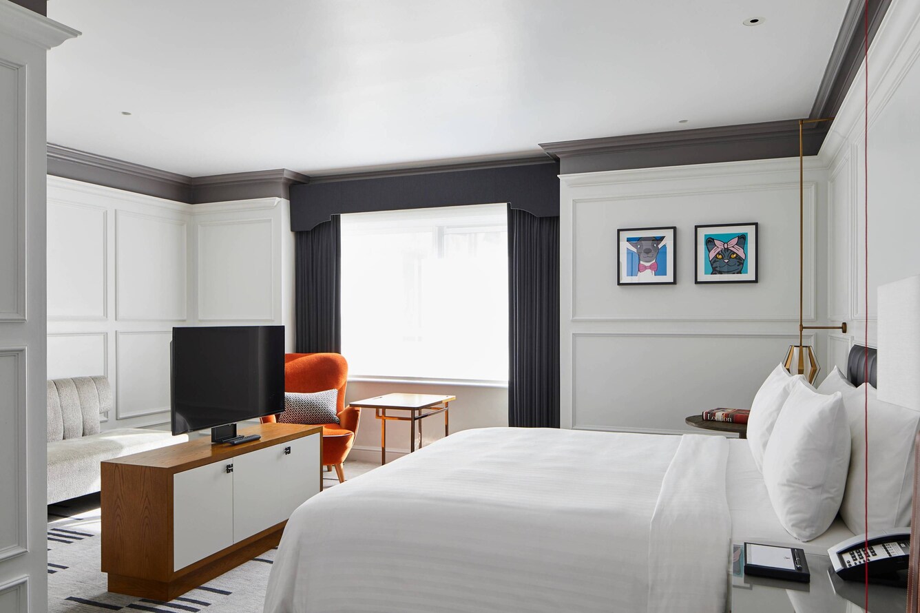 Accessible deluxe guest room with bed and tv