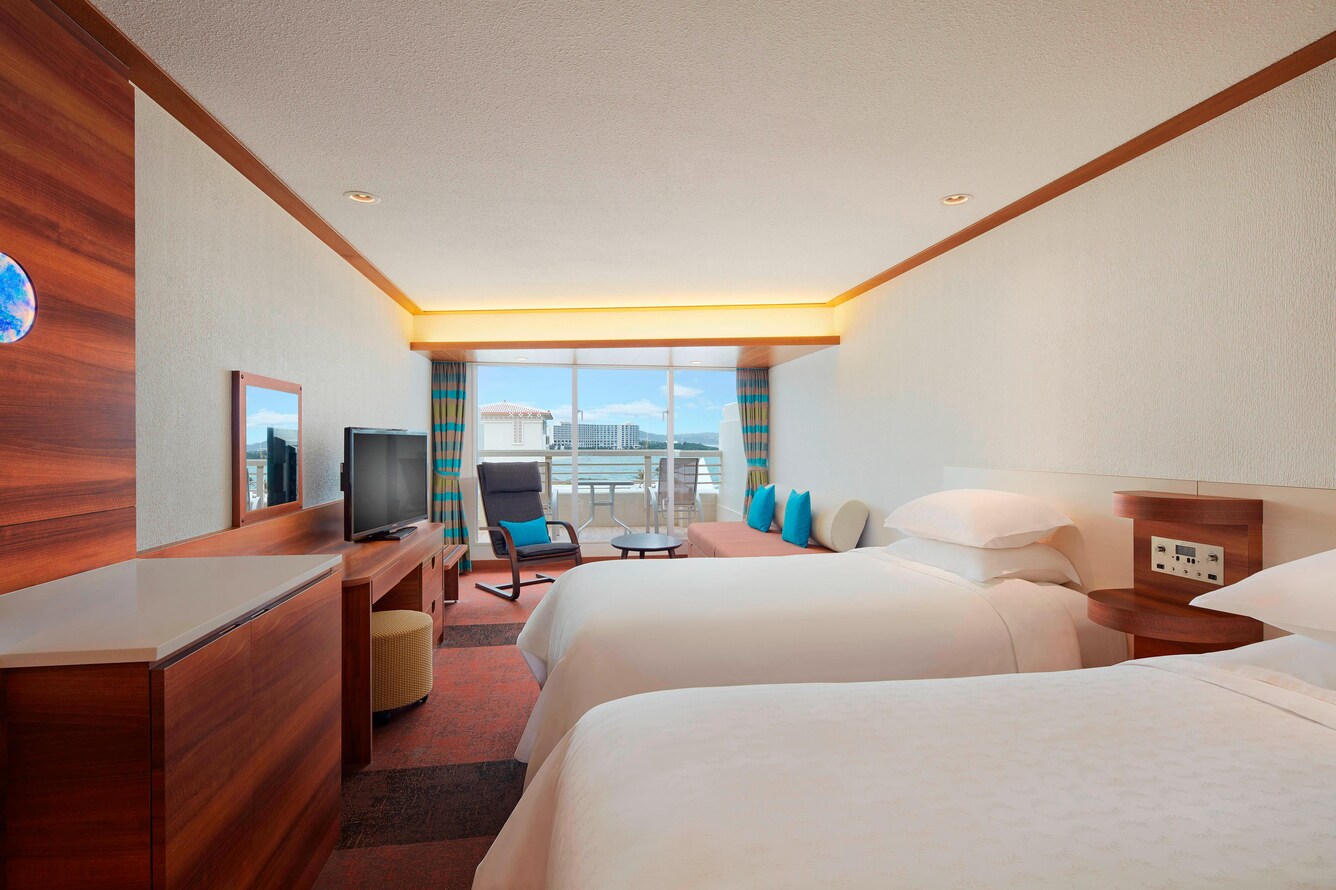 Deluxe room main tower guest room with two single beds
