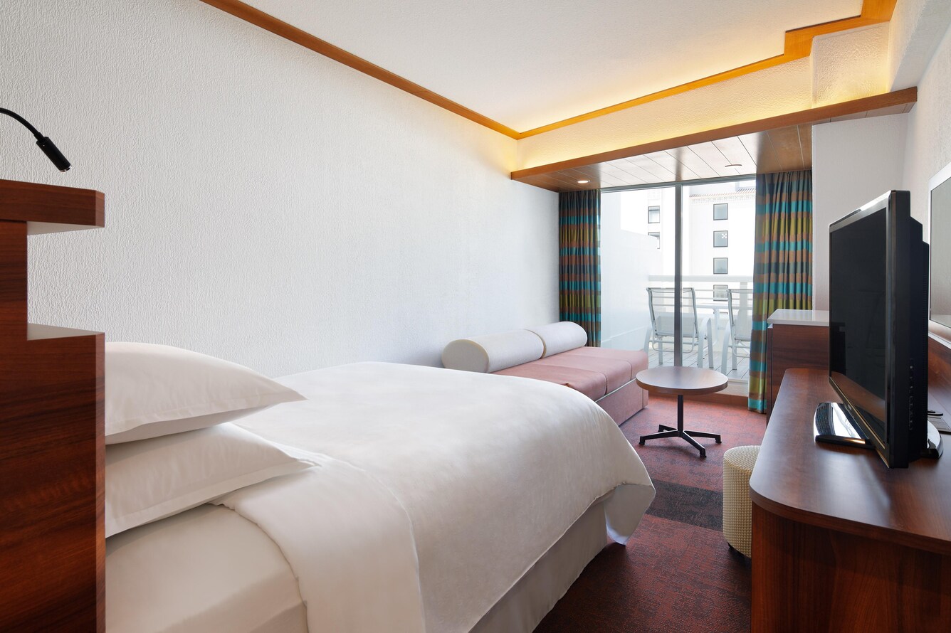 Partial double guest room with one double bed and balcony