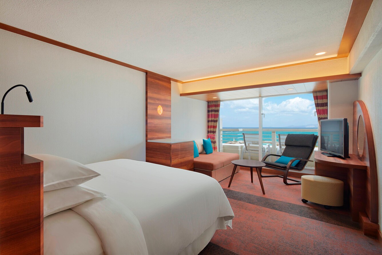 Double guest room with one double bed and balcony with ocean view