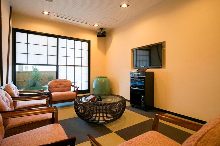 Sheraton resort karaoke room with machine and seating