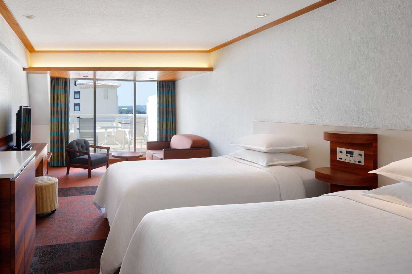 Double twin beds with sitting area and view