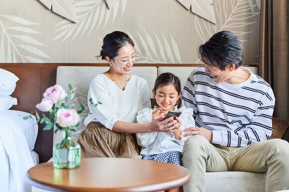 Family gathering in the sitting area of a guestroom