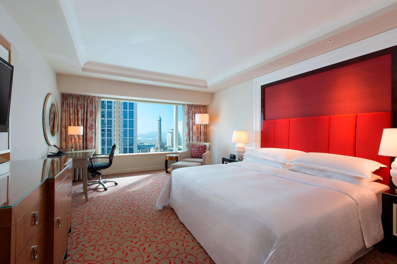 Deluxe guest room with one king bed with view of the city