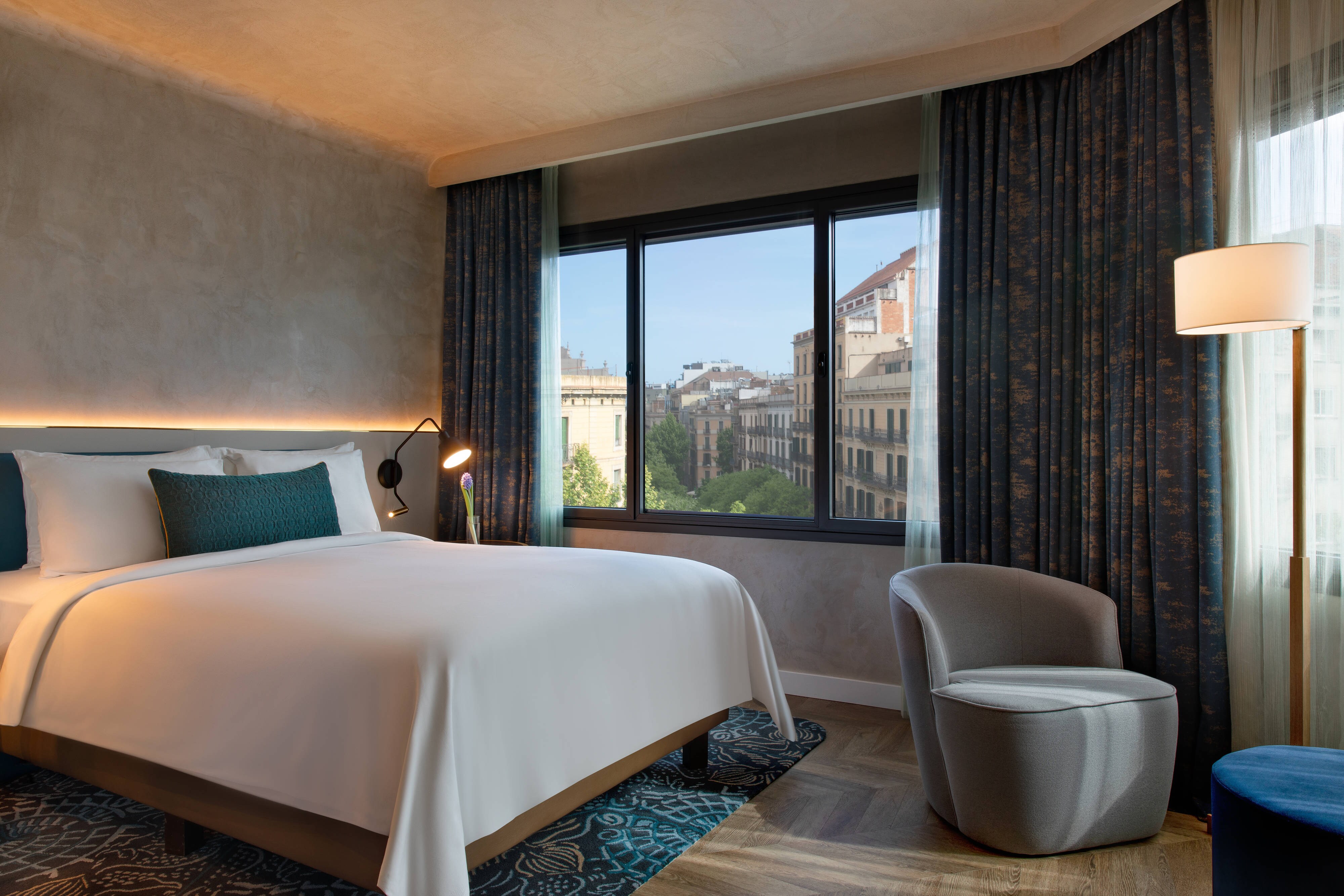 Eixample Prestige Guest Room, Queen Bed.