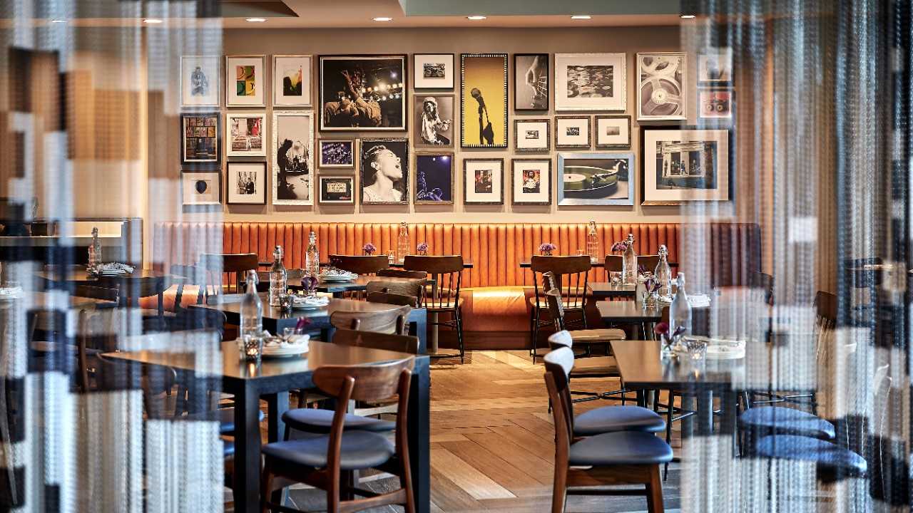 laxrr_hotelandparking_restaurant