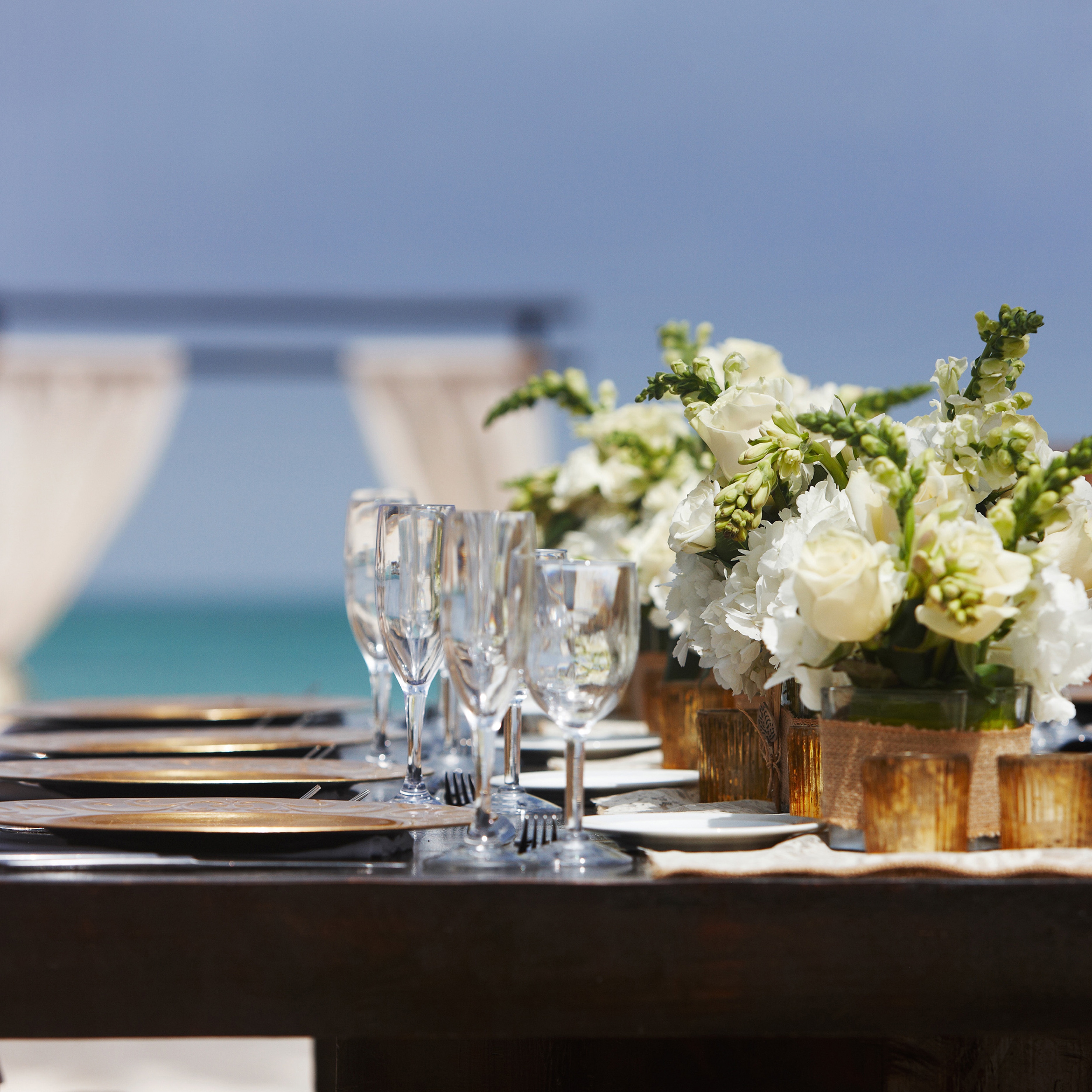 Tafel bij bruiloftsreceptie