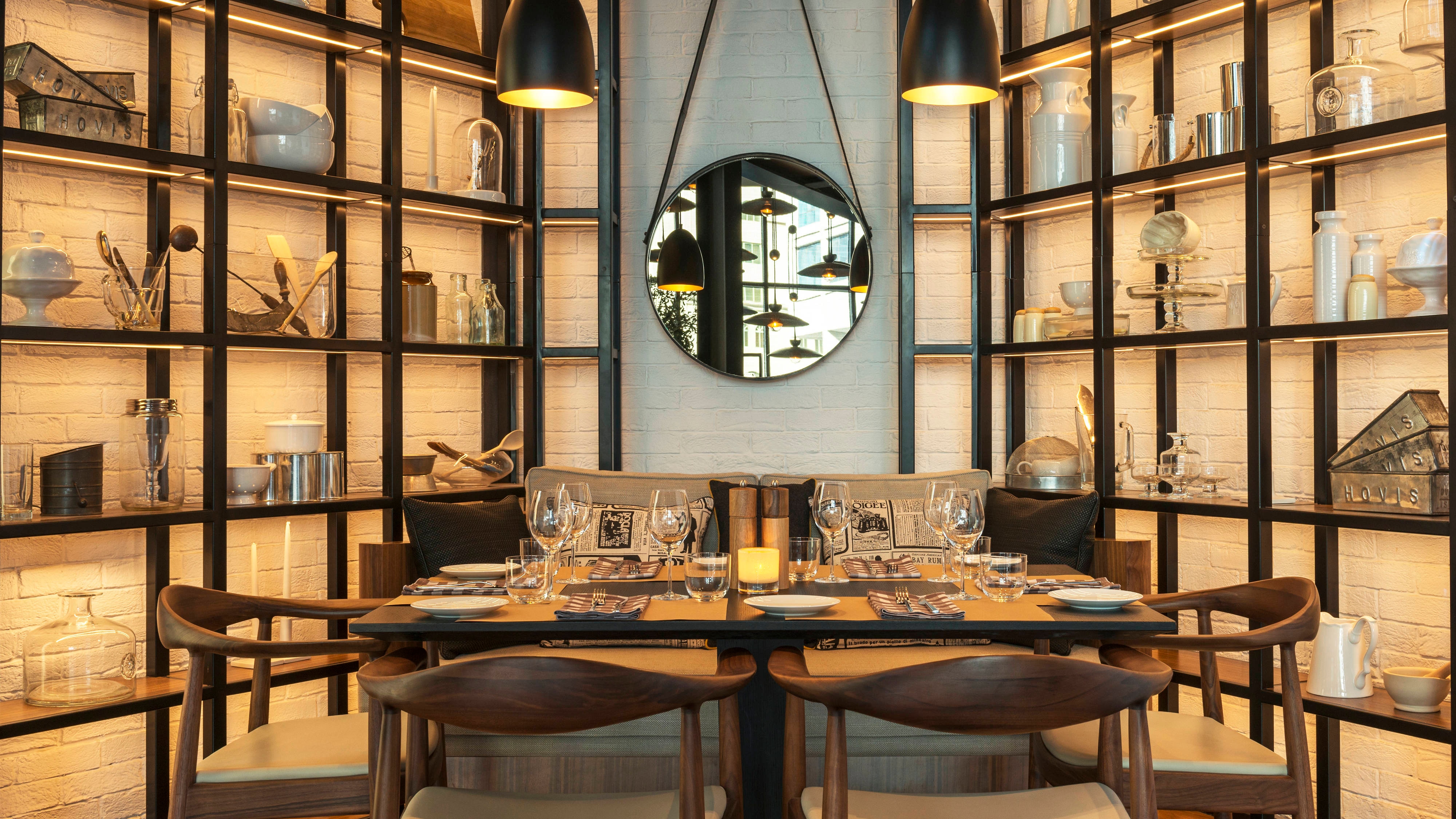 قاعة تناول الطعام بالمطعم