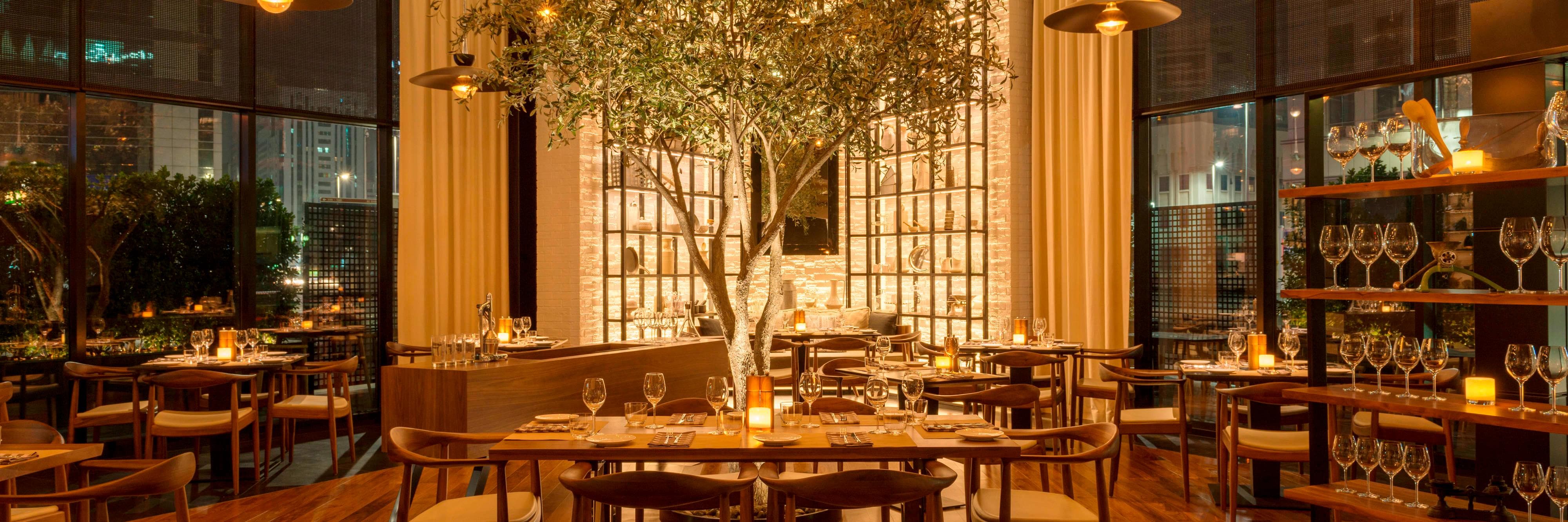 قاعة تناول الطعام بالمطعم