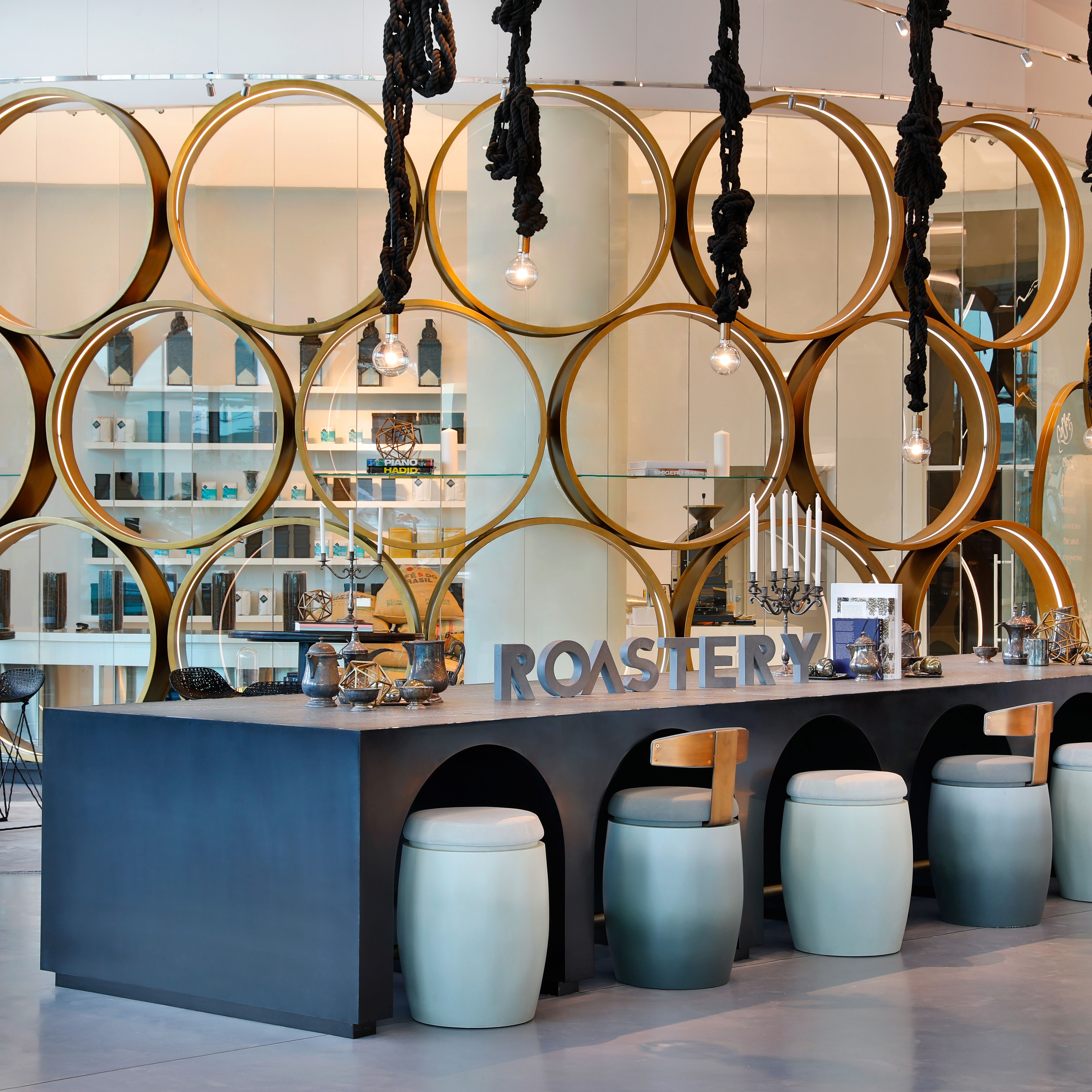 قاعة تناول الطعام في المطعم بها طاولة طويلة