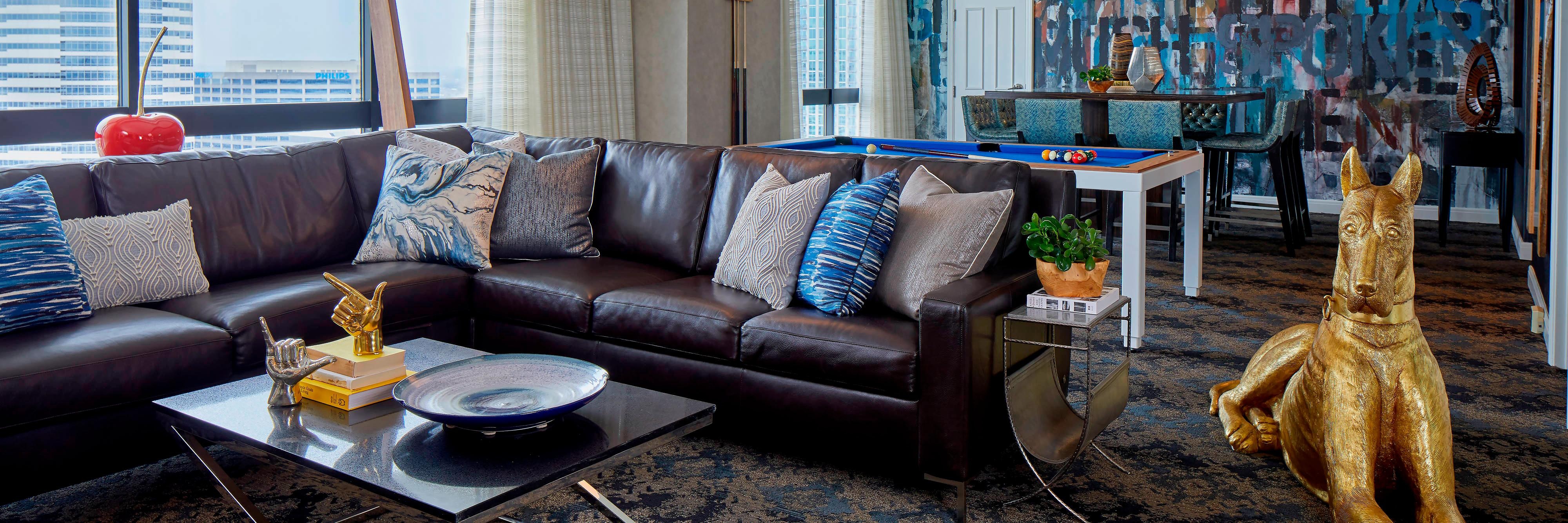 Guest suite living area
