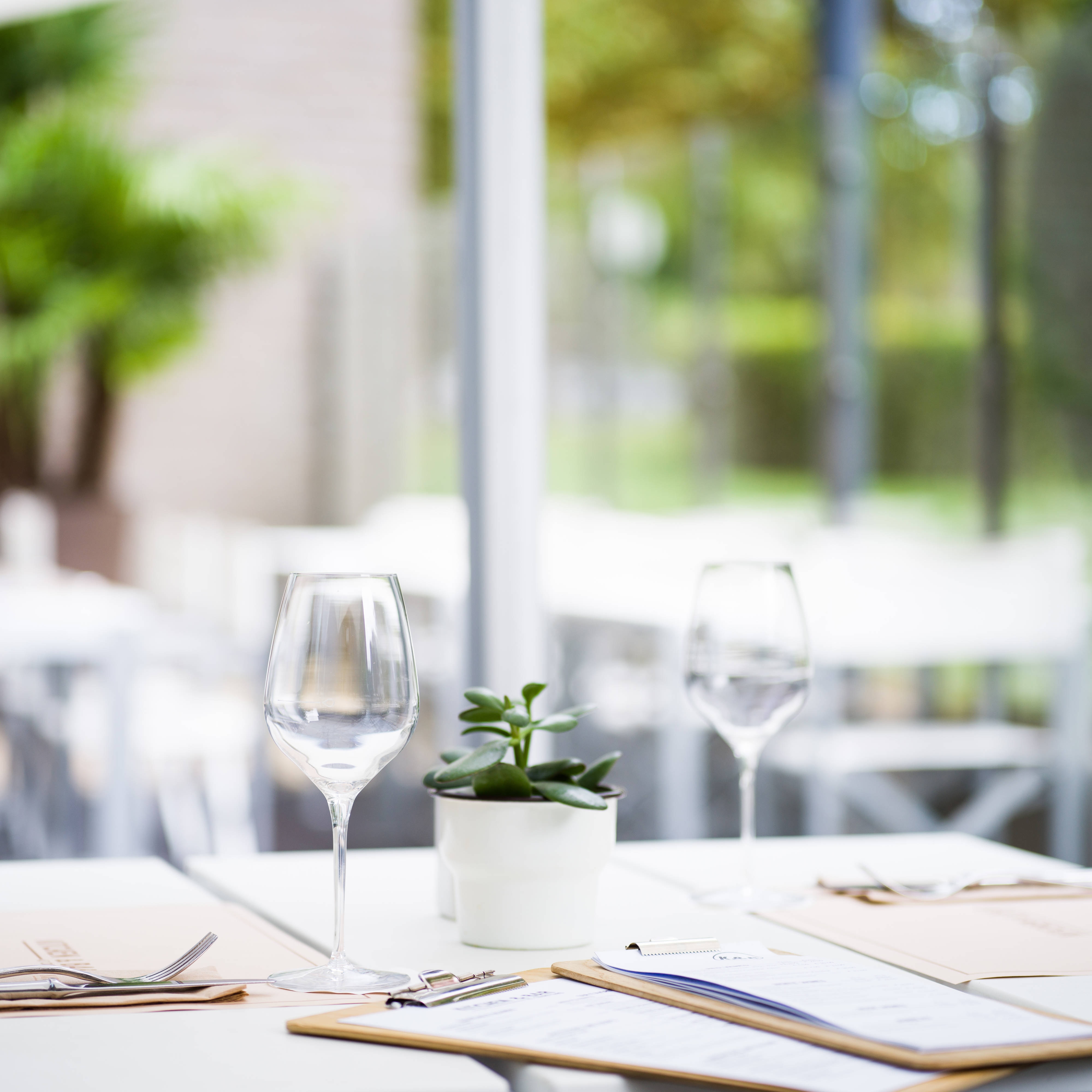 Eettafel met wijnglas