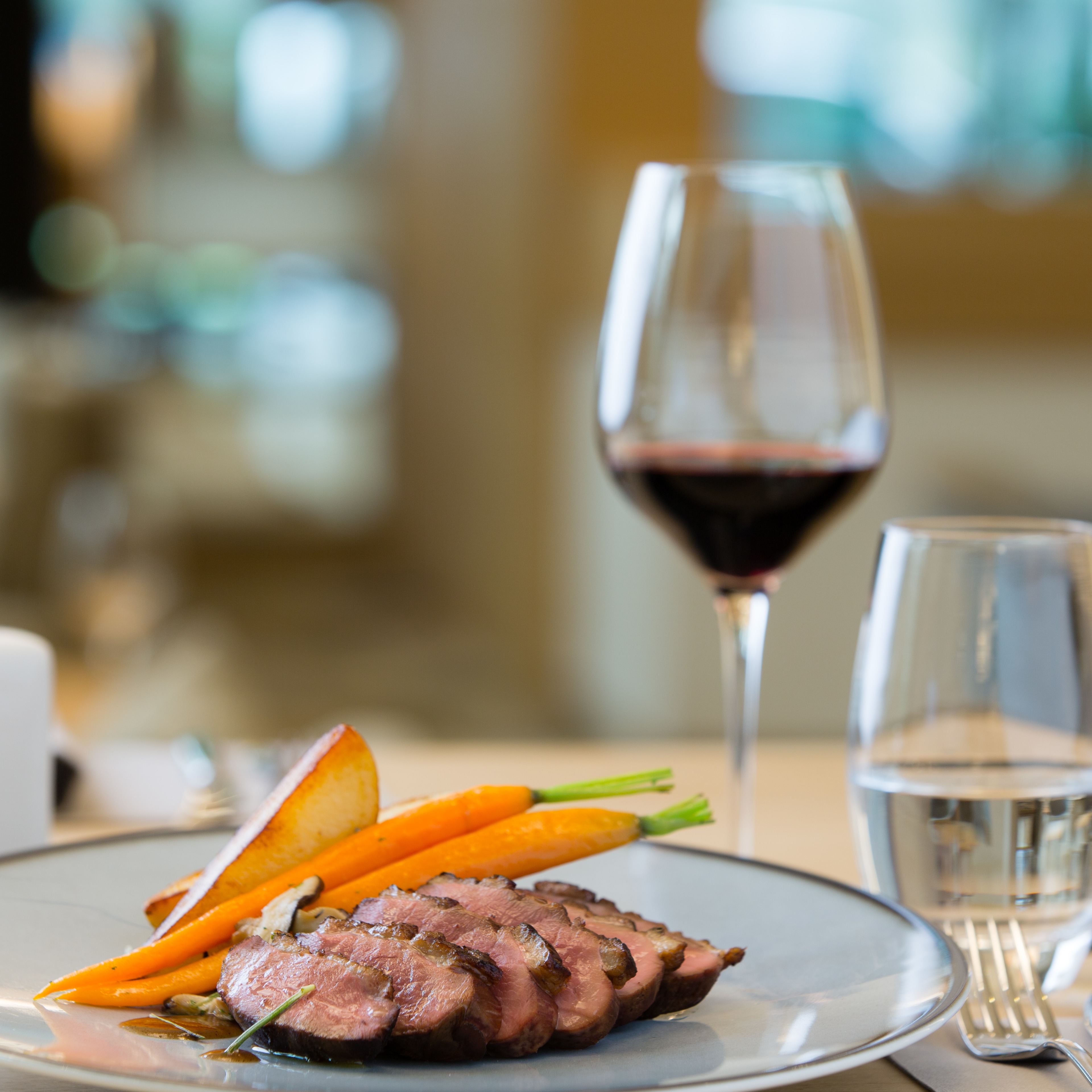 Hoofdgerecht met wijn