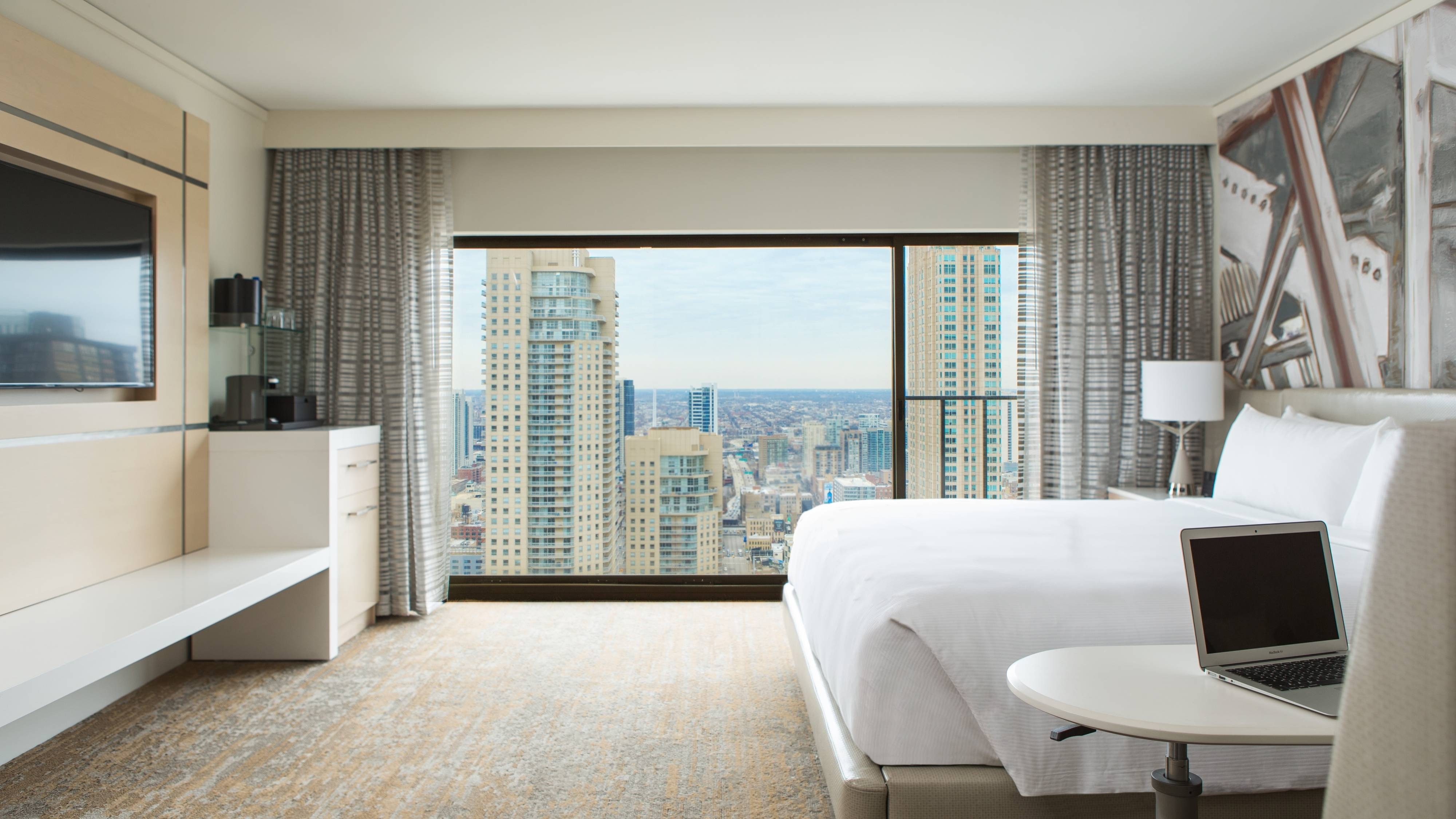 Guestroom with city view