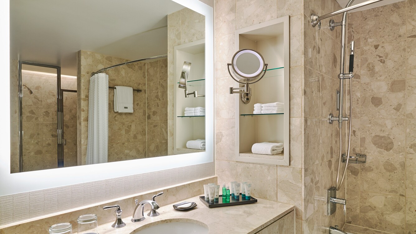 King Deluxe Cityview Guest Bathroom