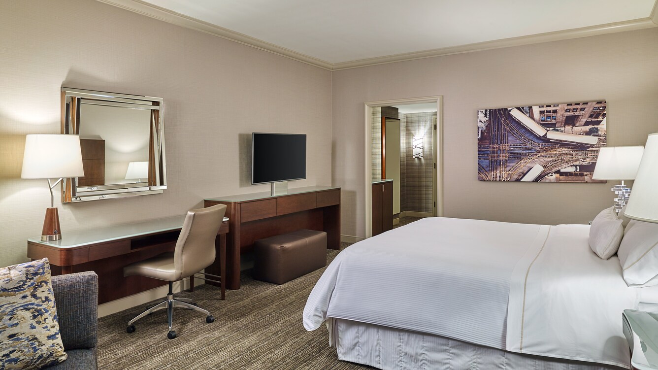 King Traditional Guest Room