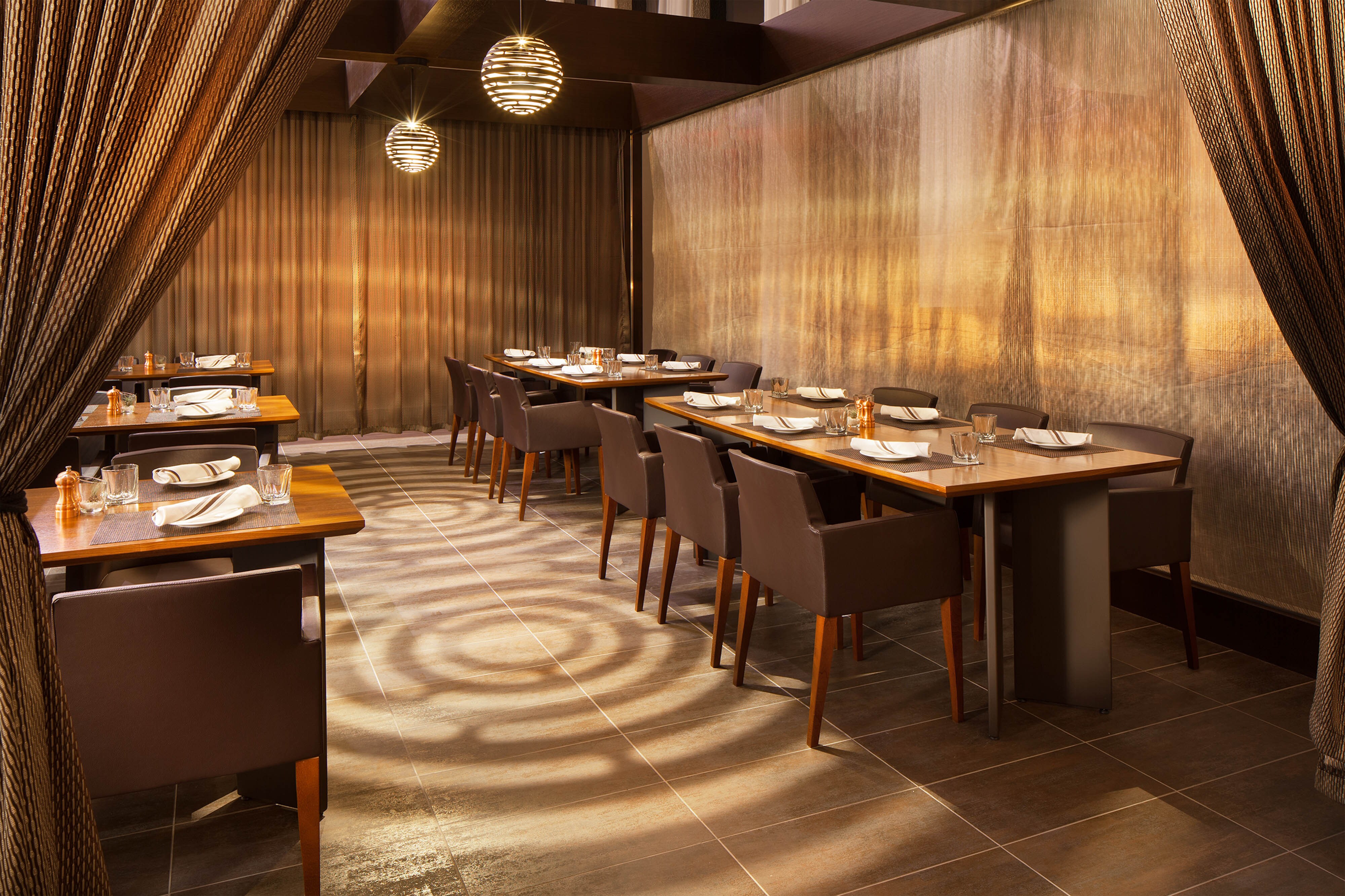 Grill & Vine dining room