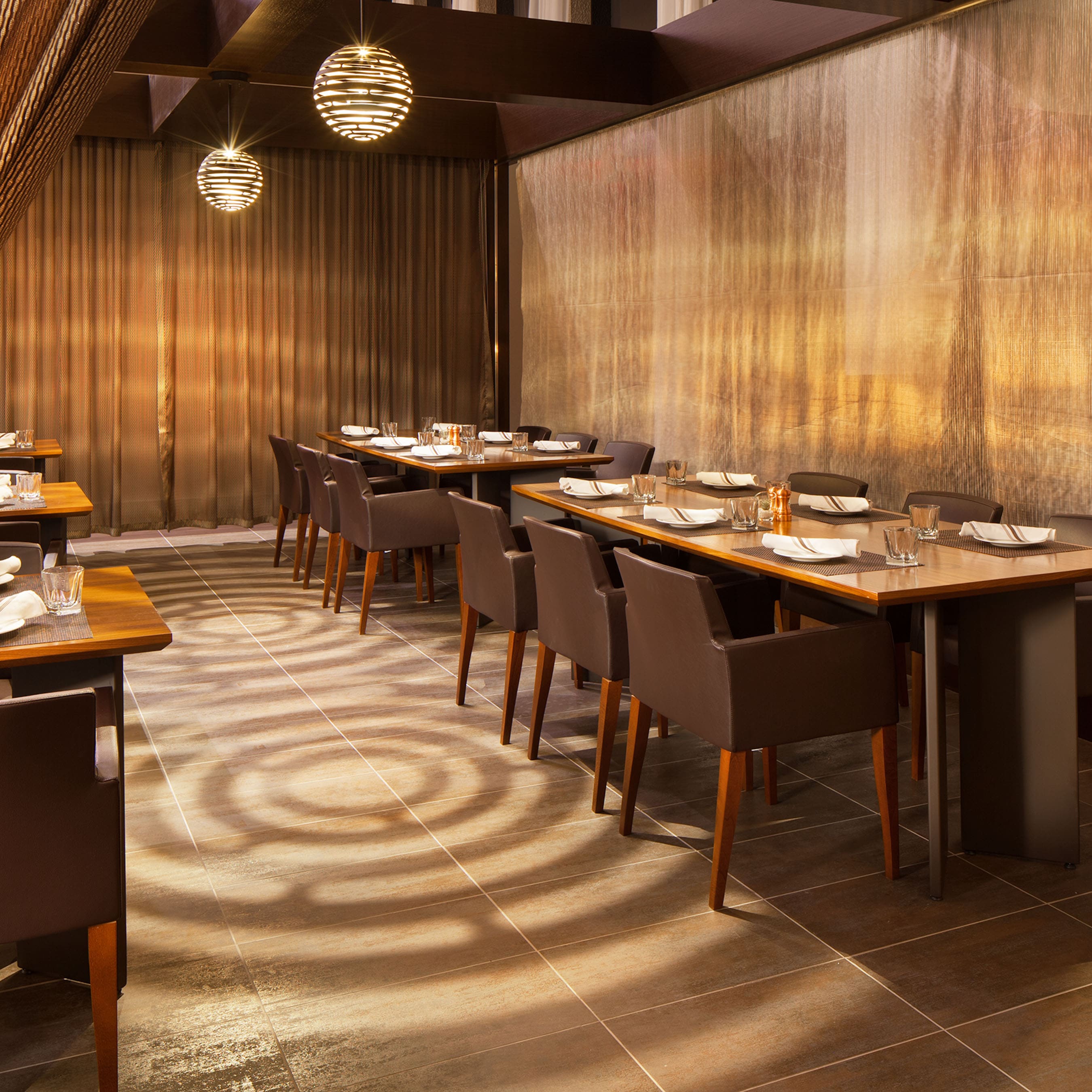 Grill & Vine dining room