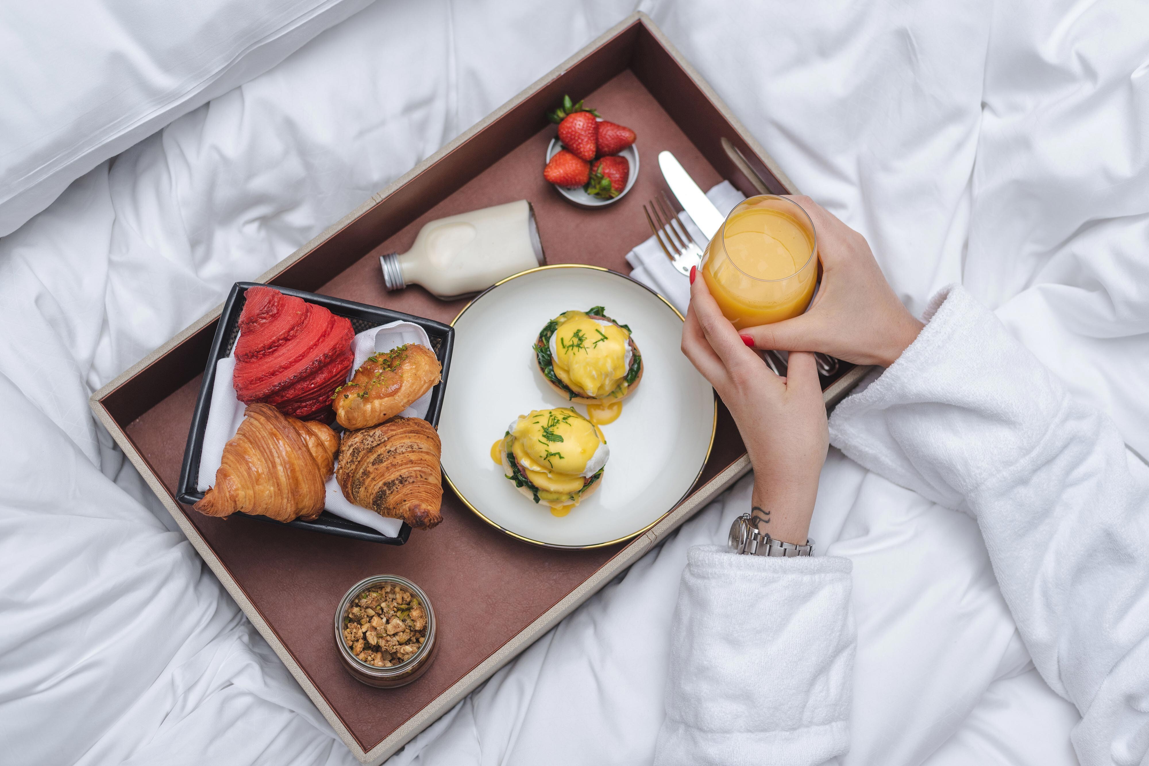 تناول الطعام داخل الغرفة