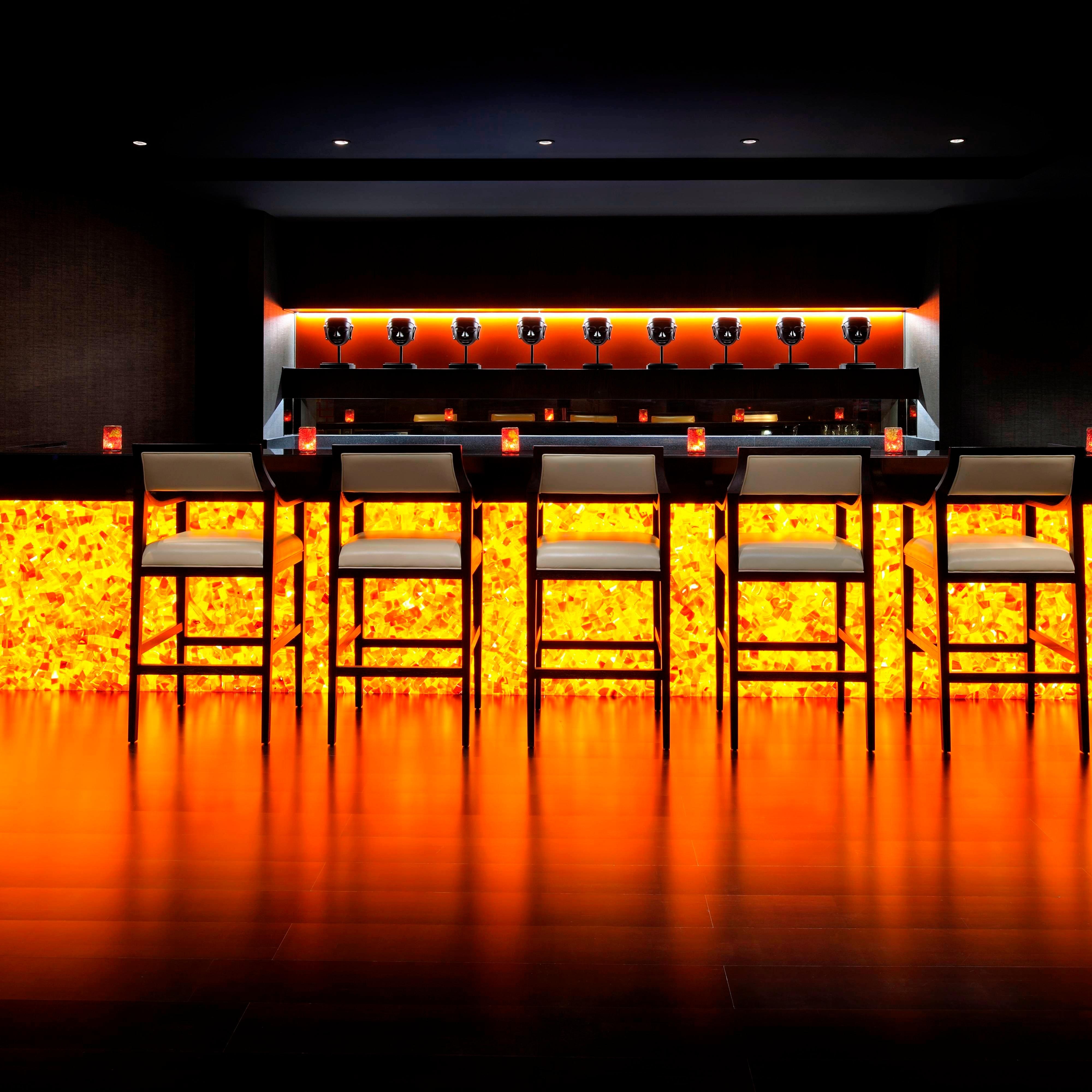 بار ذو إضاءة درامية