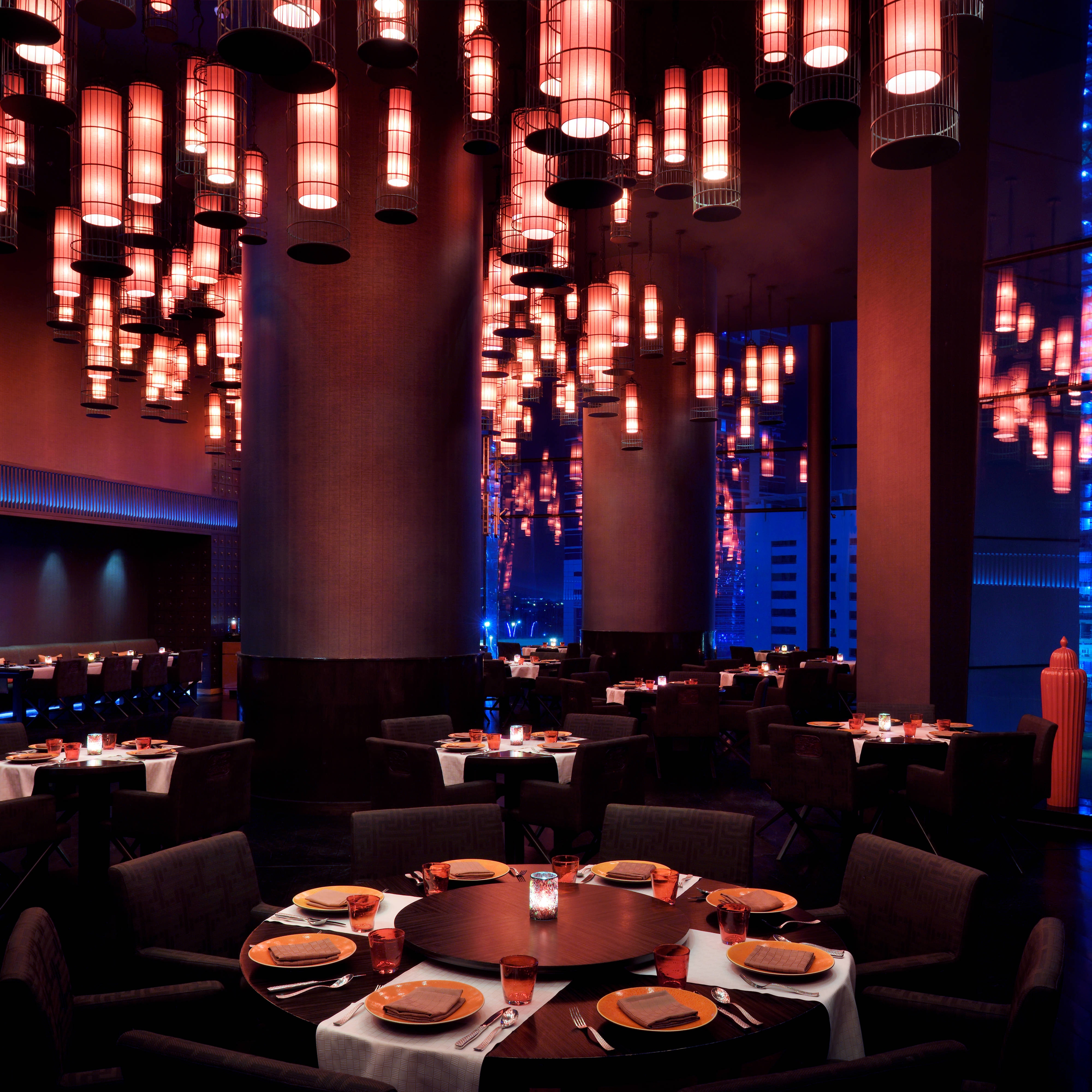 غرفة تناول الطعام بالمطعم مضاءة بالفوانيس المعلقة