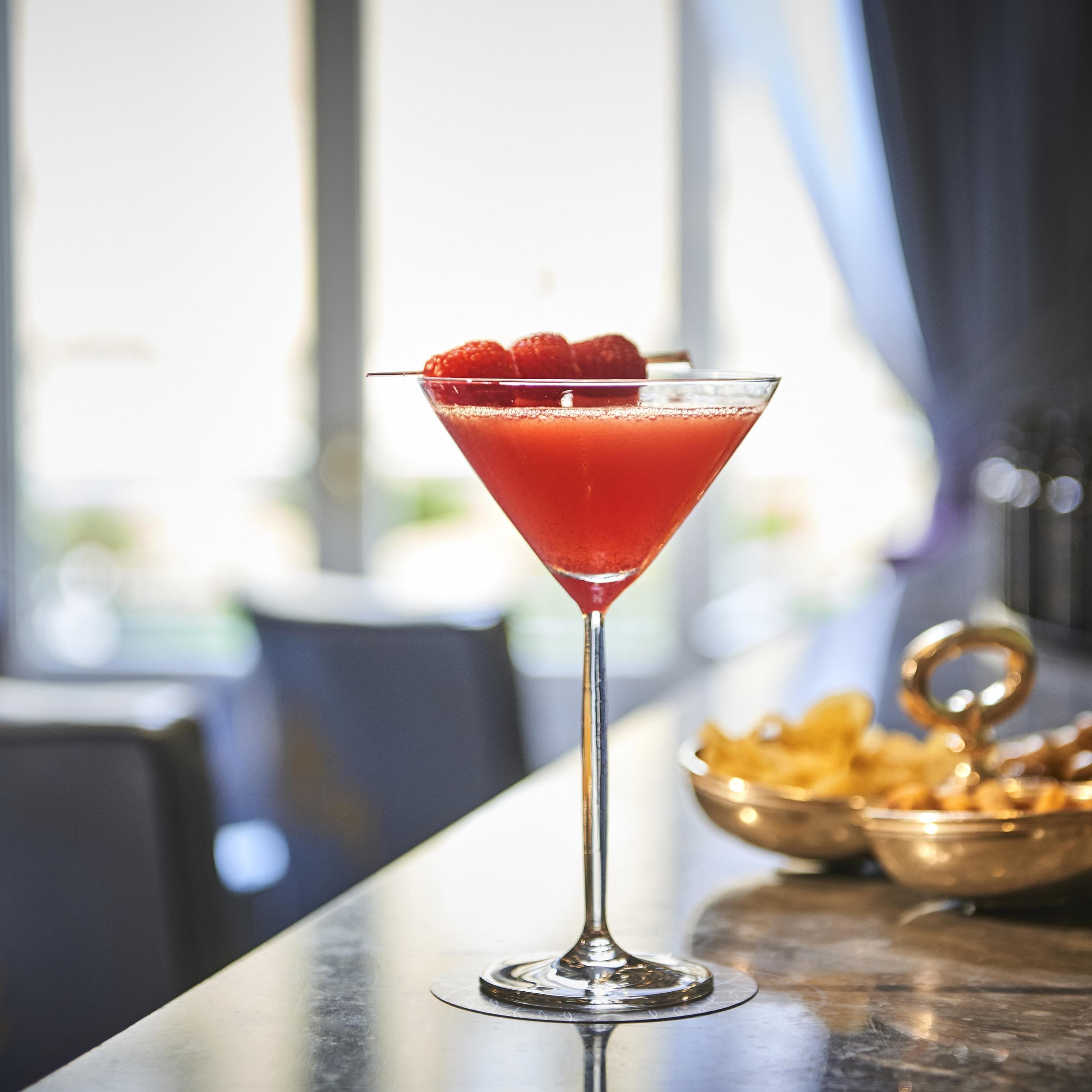 バーカウンターに置かれたカクテル