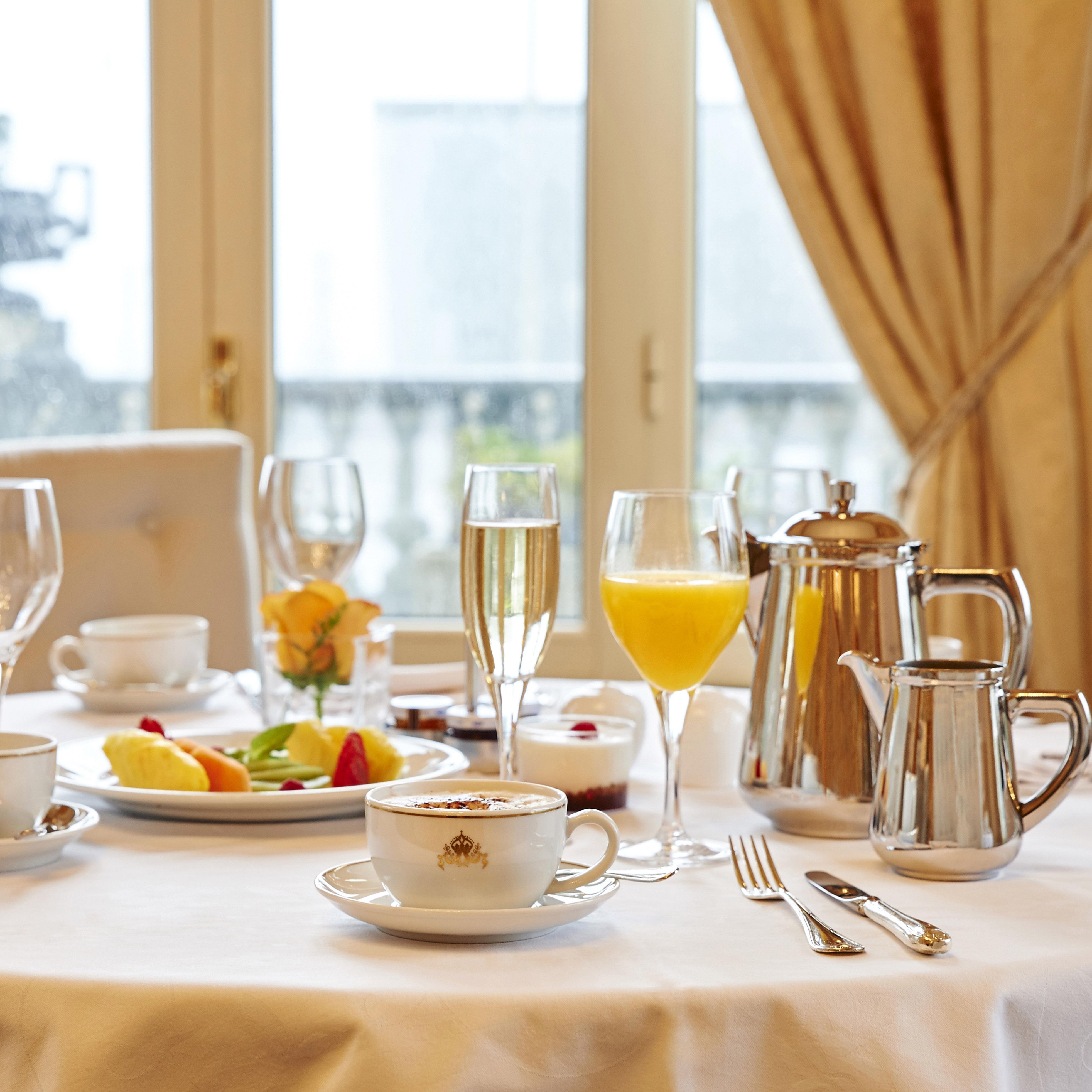 日光が差し込む窓のそばにある、朝食が用意されたテーブル